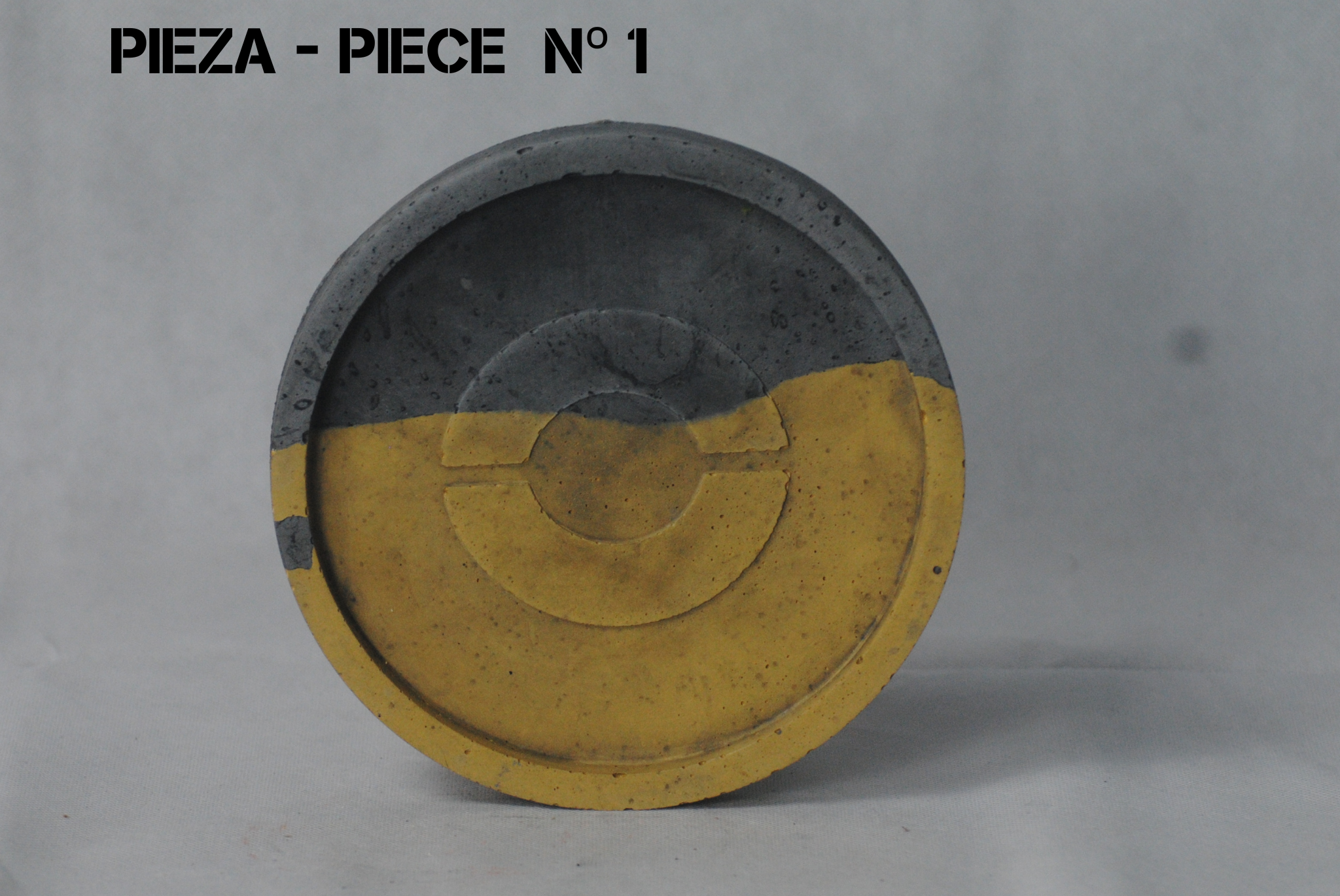 arisco® tienda de Productos de Decoración hechos en cemento. Plato Redondo Vintage de Cemento Amarillo y Negro. Marca arisco®. Vintage Duo Pieza 1