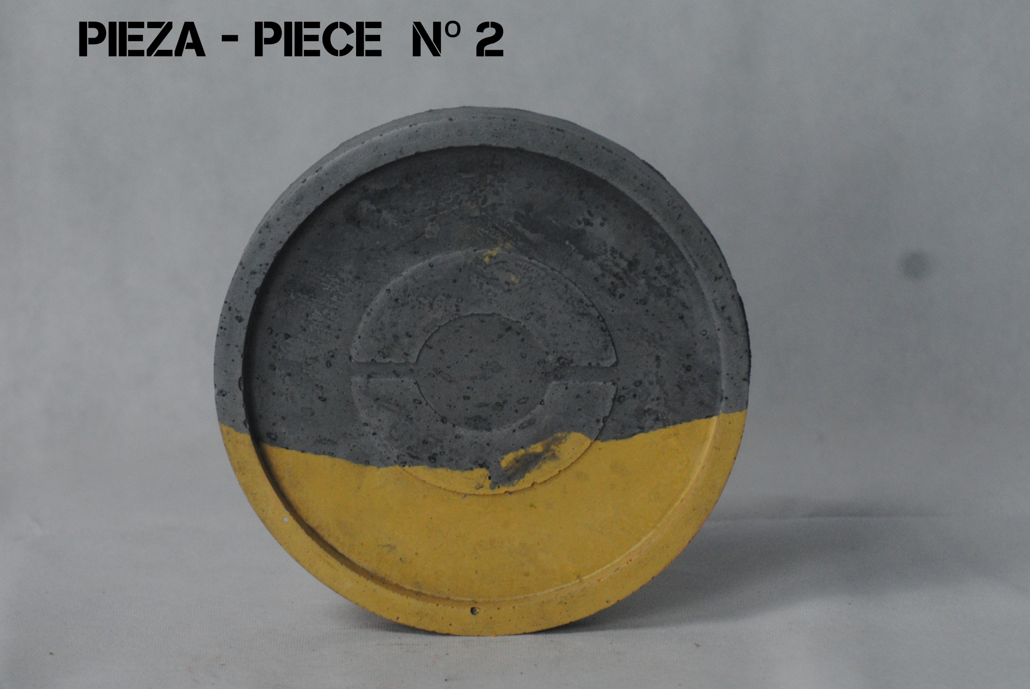 arisco® tienda de Productos de Decoración hechos en cemento. Plato Redondo Vintage de Cemento Amarillo y Negro. Marca arisco®. Vintage Duo Pieza 2