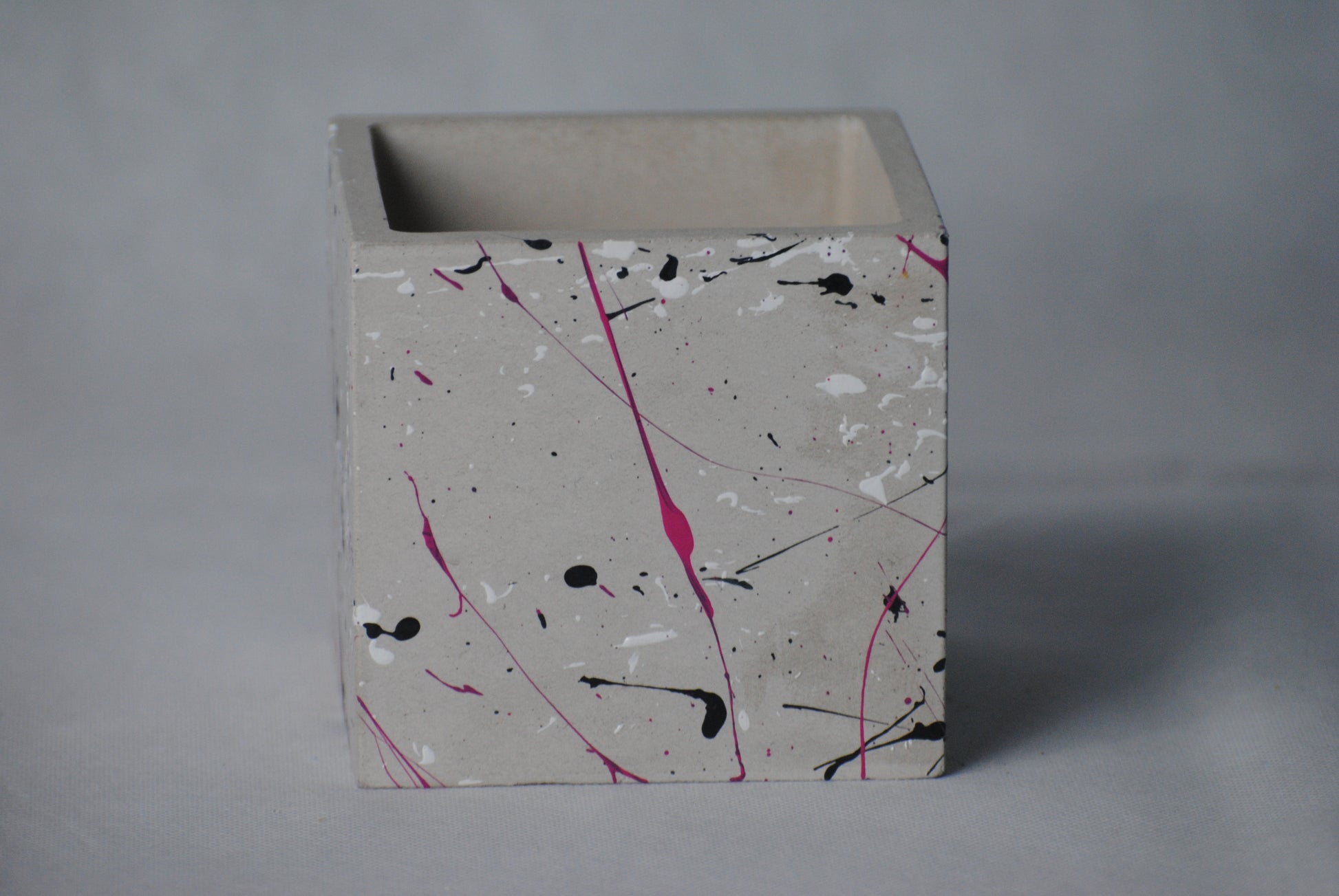 arisco® tienda de Productos de Decoración hechos en cemento. Cubre Macetas, Pieza decoración Cuadrada de Cemento. Coleccion Splash Pink.