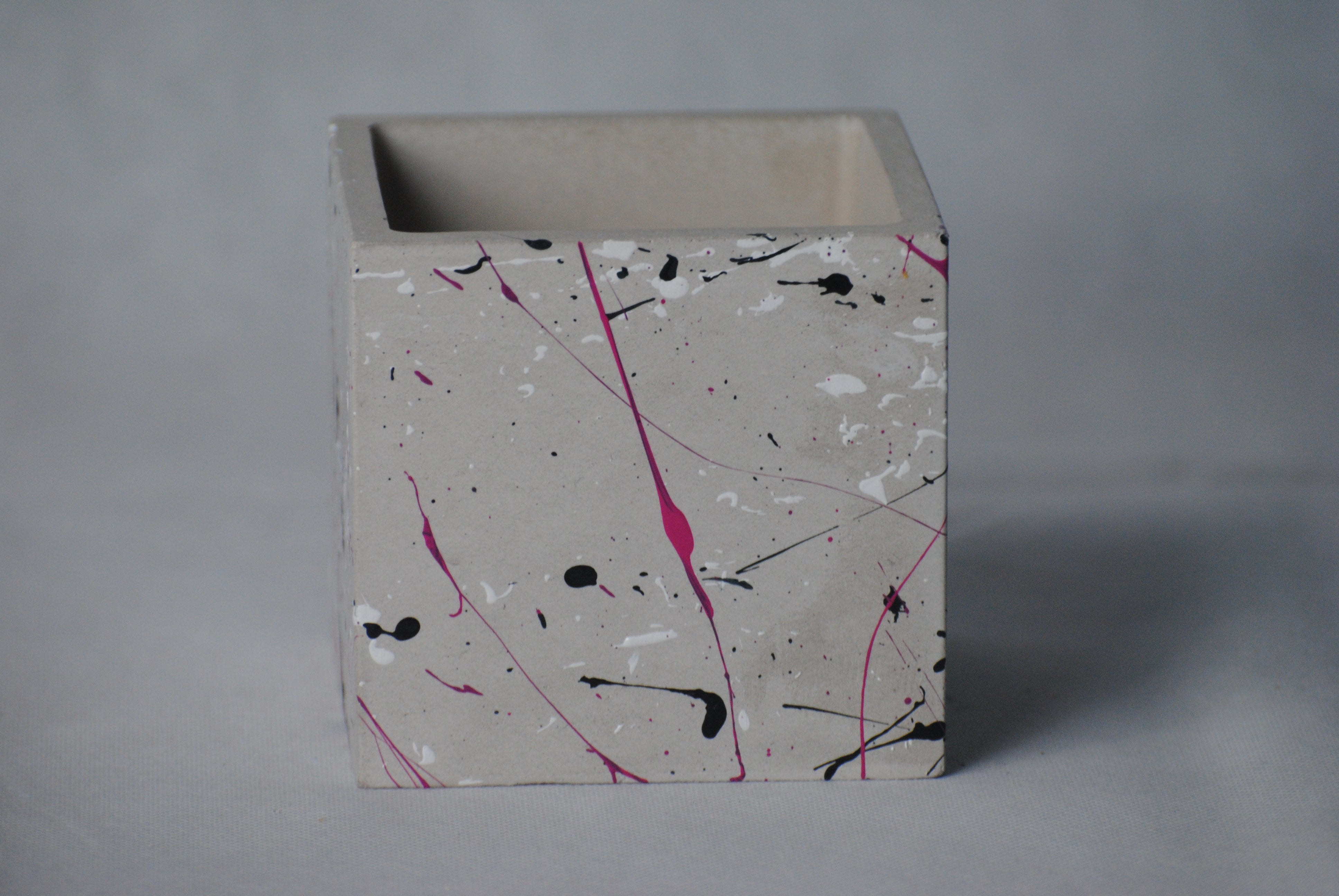 arisco® tienda de Productos de Decoración hechos en cemento. Cubre Macetas, Pieza decoración Cuadrada de Cemento. Coleccion Splash Pink.