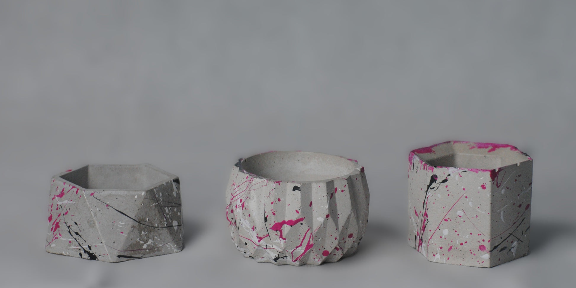 arisco® tienda de Productos de Decoración hechos en cemento. Trio de Macetas pequeñas varias formas de cemento. Colección Splash Pink.