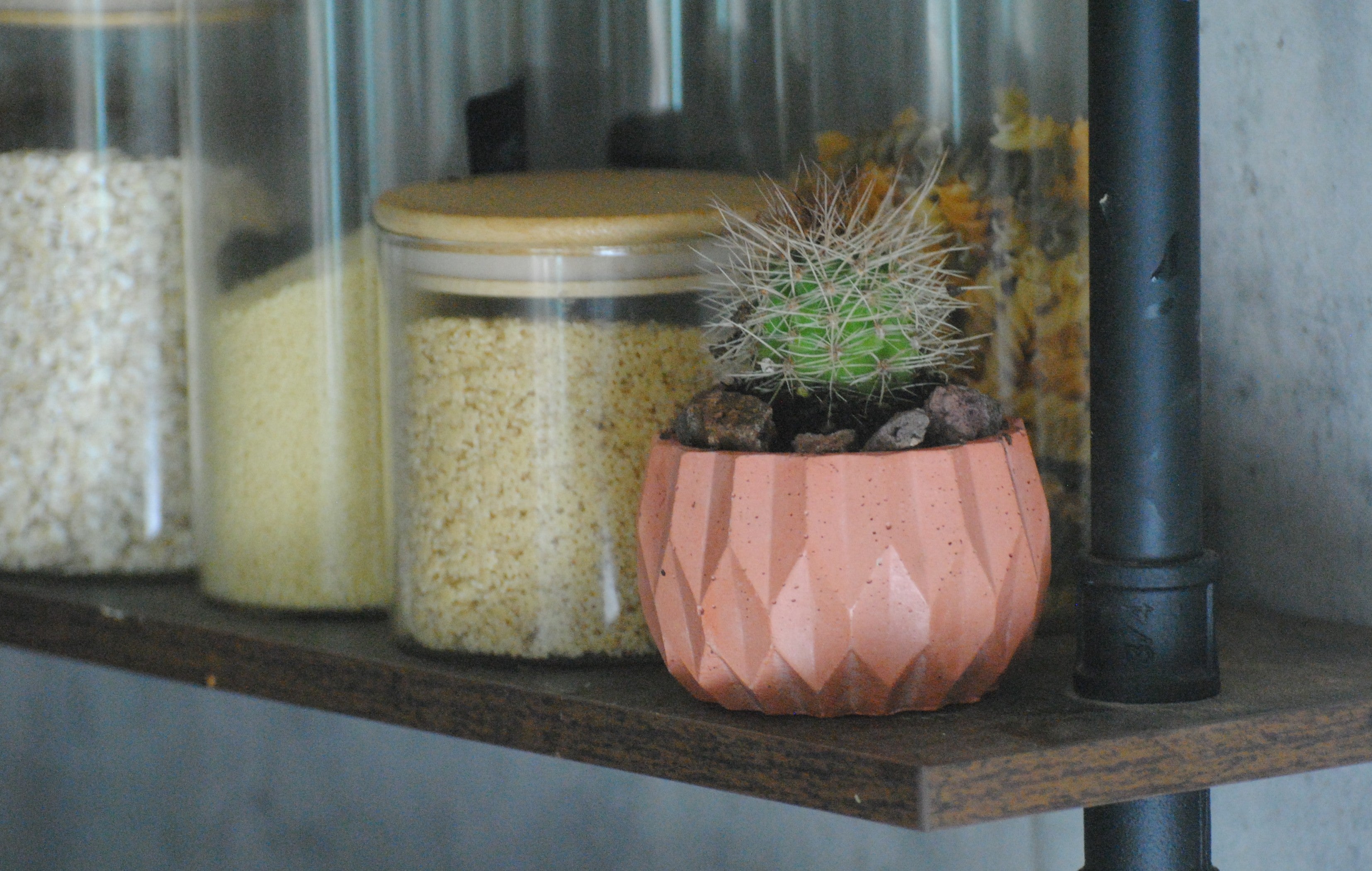 arisco® tienda de Productos de Decoración hechos en cemento. Trio de Macetas pequeñas varias formas y colores de cemento.