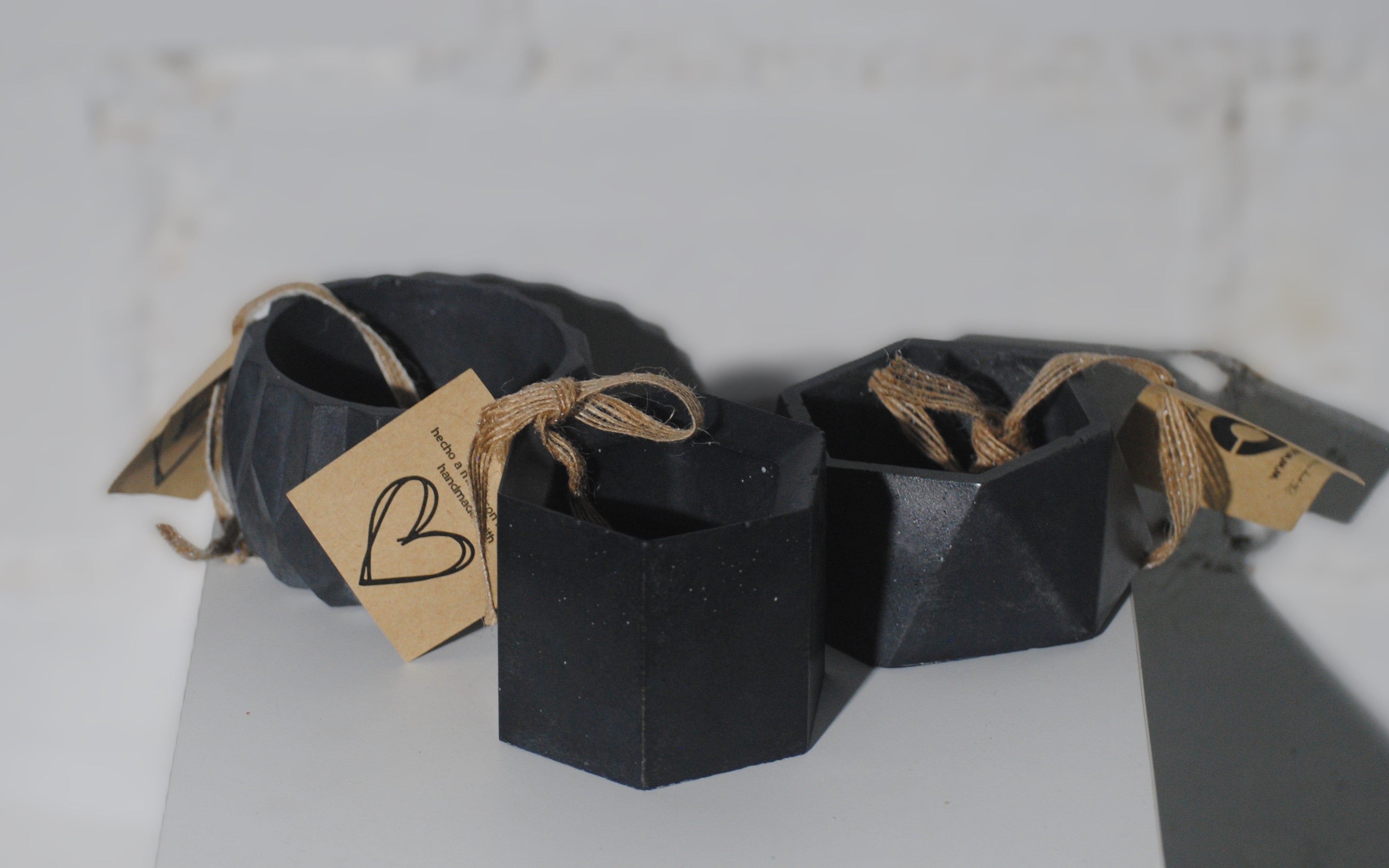 arisco® tienda de Productos de Decoración hechos en cemento. Trio de Macetas pequeñas varias formas y colores de cemento. Originals Negro