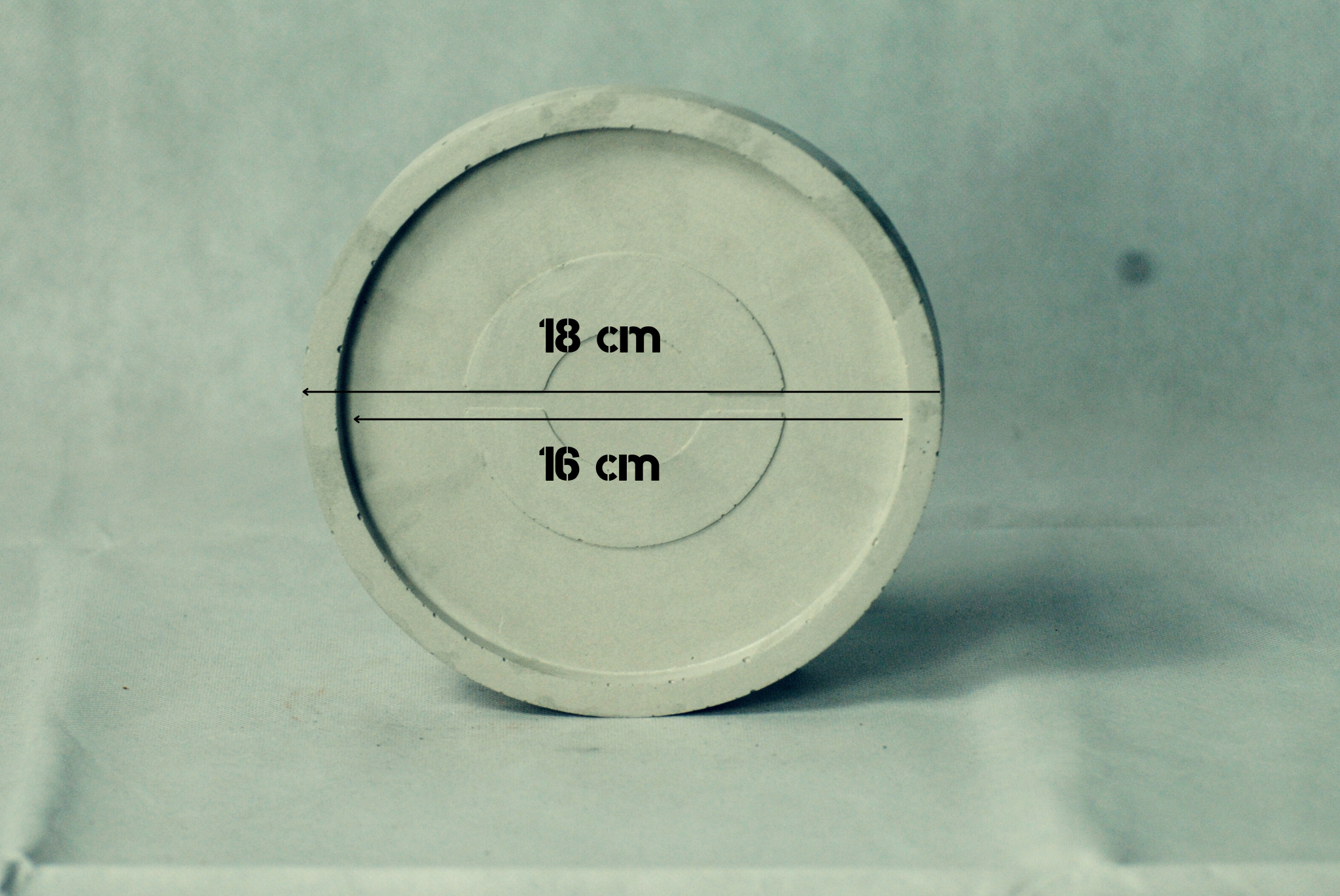 arisco® tienda de Productos de Decoración hechos en cemento. Plato Redondo de Cemento color Negro, Estilo Granito. Marca arisco®.