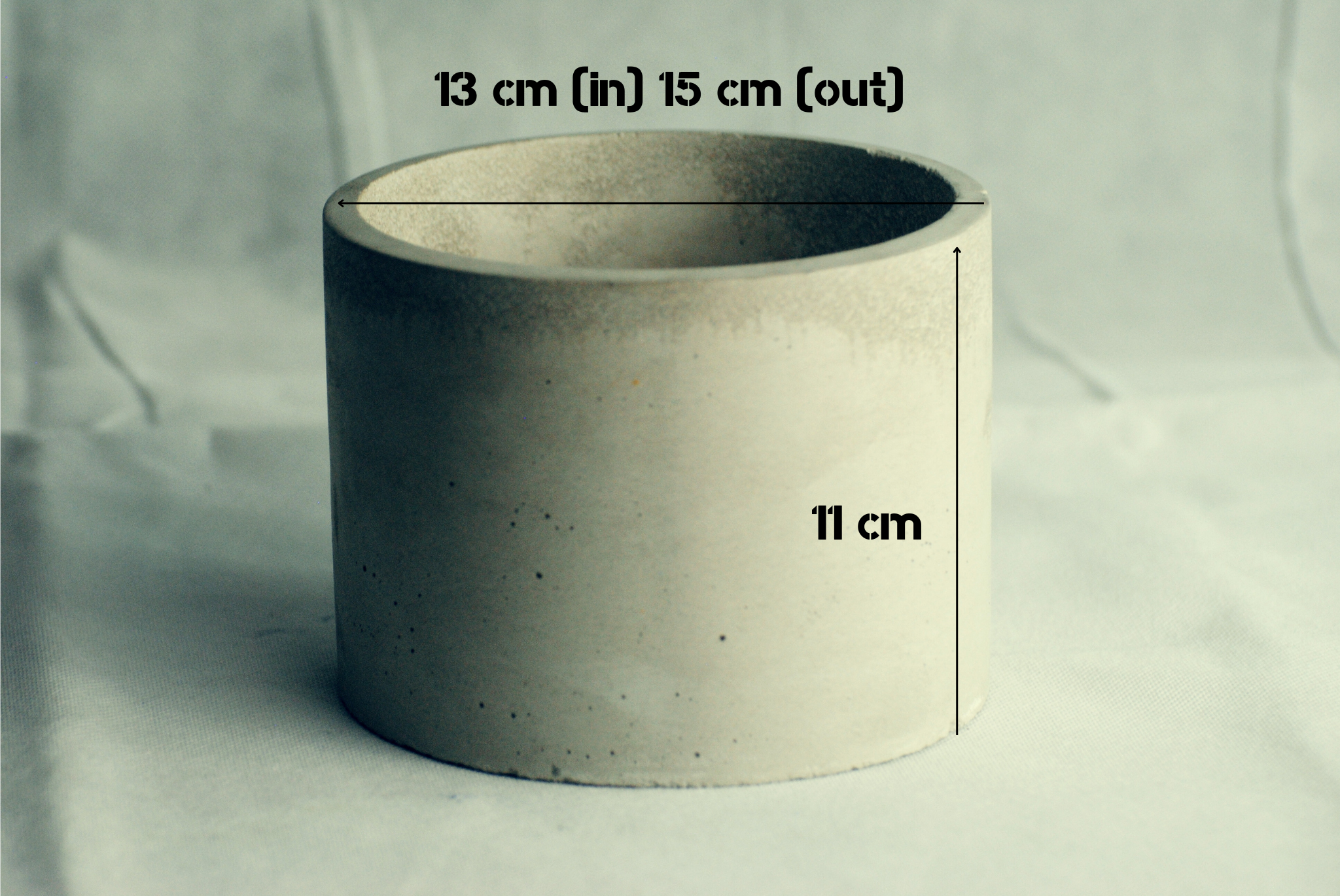 arisco® tienda de Productos de Decoración hechos en cemento. Cubre Macetas Vintage, Pieza decoración Redonda de Cemento color Rojo y Negro.