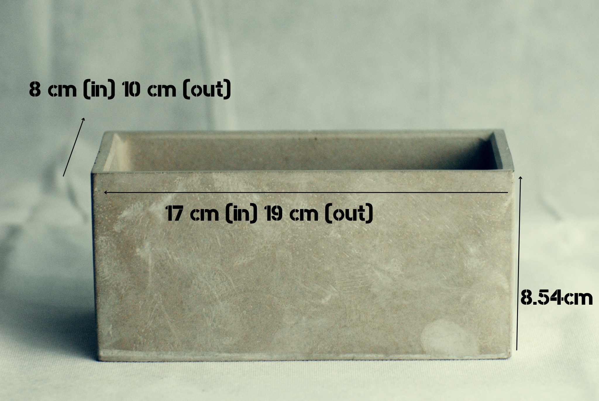 arisco® tienda de Productos de Decoración hechos en cemento. Cubre Macetas Vintage, Pieza decoración Rectangular de Cemento color Amarillo y Negro.