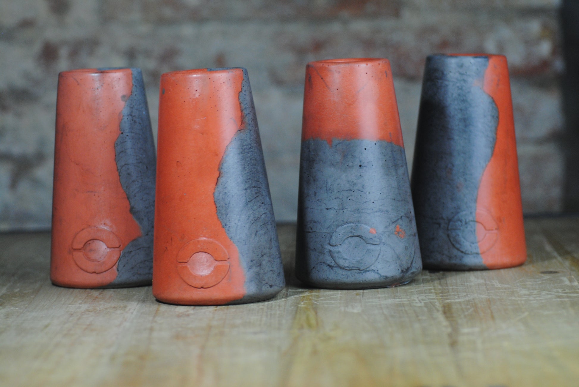 arisco® tienda de Productos de Decoración hechos en cemento. Jarrón Vintage de cemento Rojo y Negro. Marca arisco®.