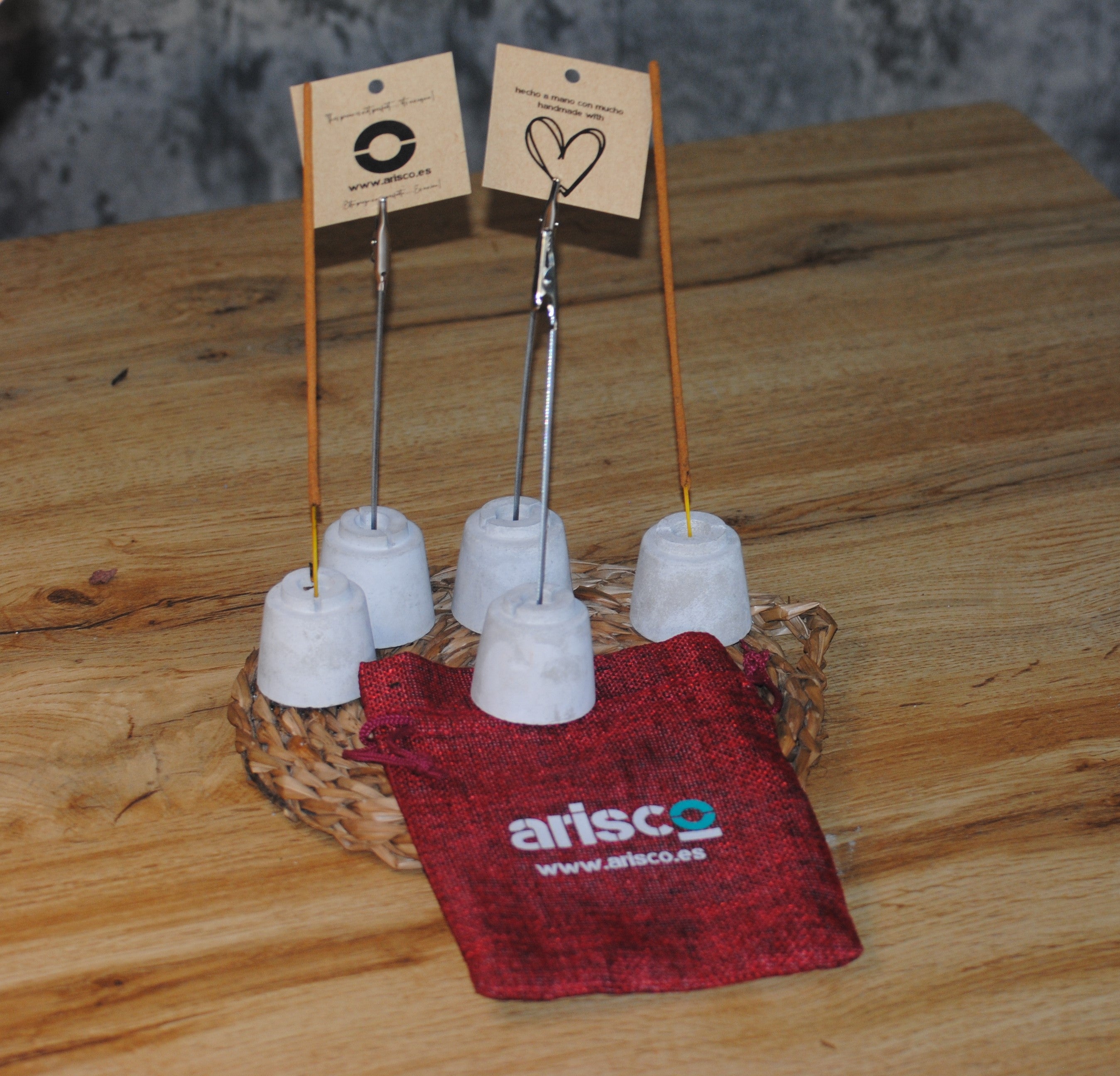 arisco® tienda de Productos de Decoración hechos en cemento. Porta Tarjetas, Porta Incienso, Conjunto de 5 unidades con Pinzas de Cemento Color Mortero Piedra. Marca arisco®. Originals Piedra
