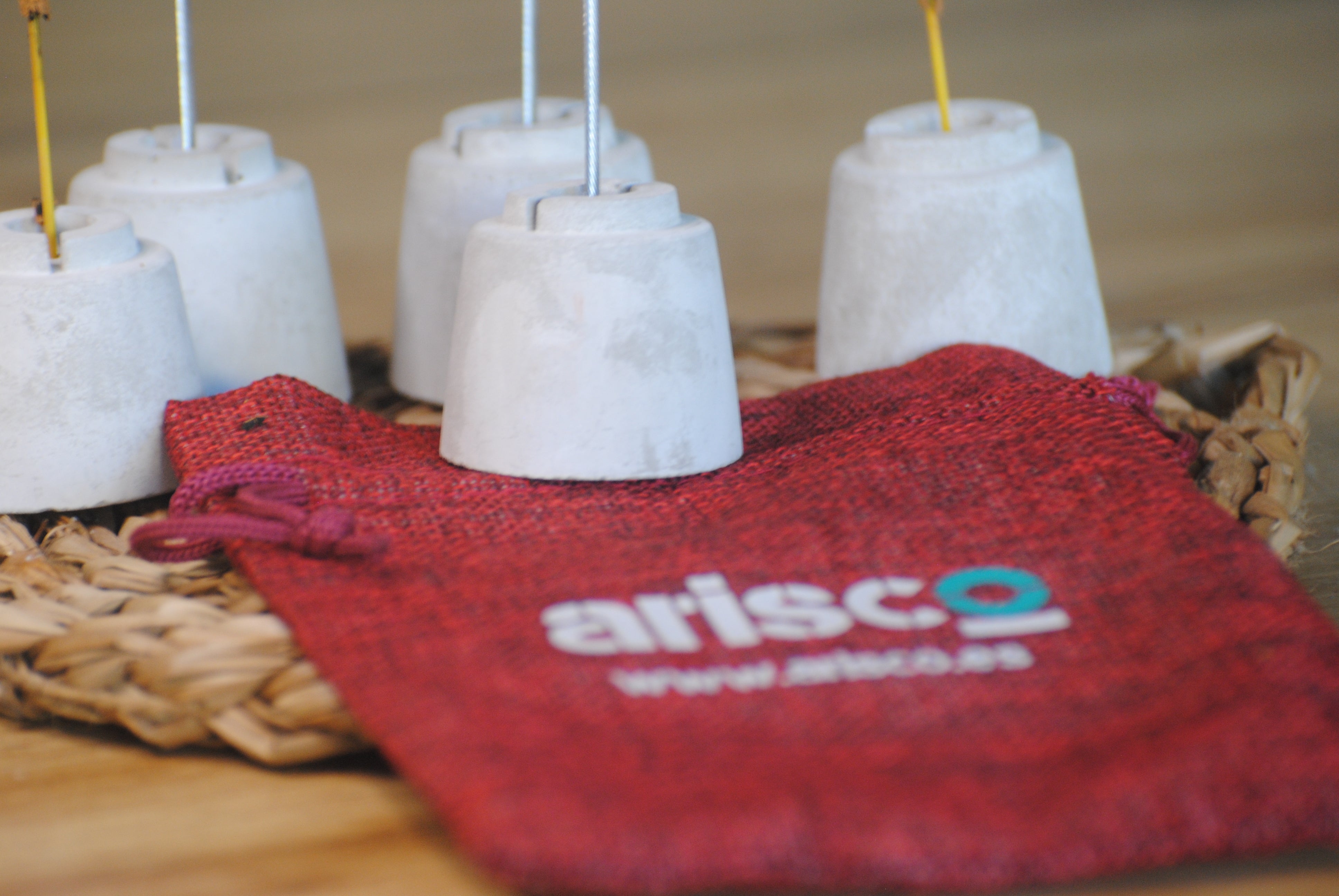 arisco® tienda de Productos de Decoración hechos en cemento. Porta Tarjetas, Porta Incienso, Conjunto de 5 unidades con Pinzas de Cemento Color Mortero Piedra. Marca arisco®.