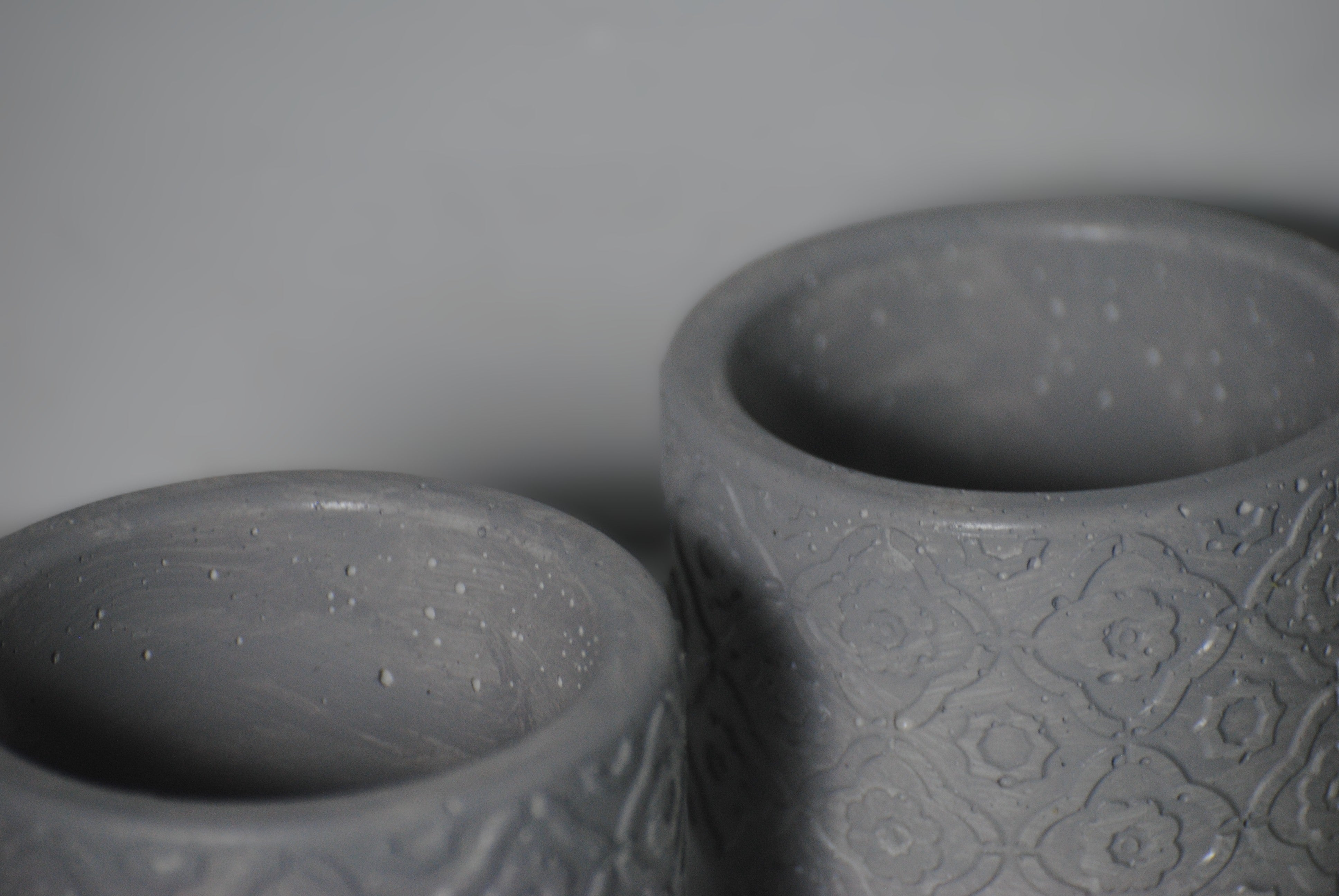 arisco® tienda de Productos de Decoración hechos en cemento. Conjunto de dos Piezas Redondas decoración hechas en Cemento. Cubre Macetas, Recipientes para Velas.