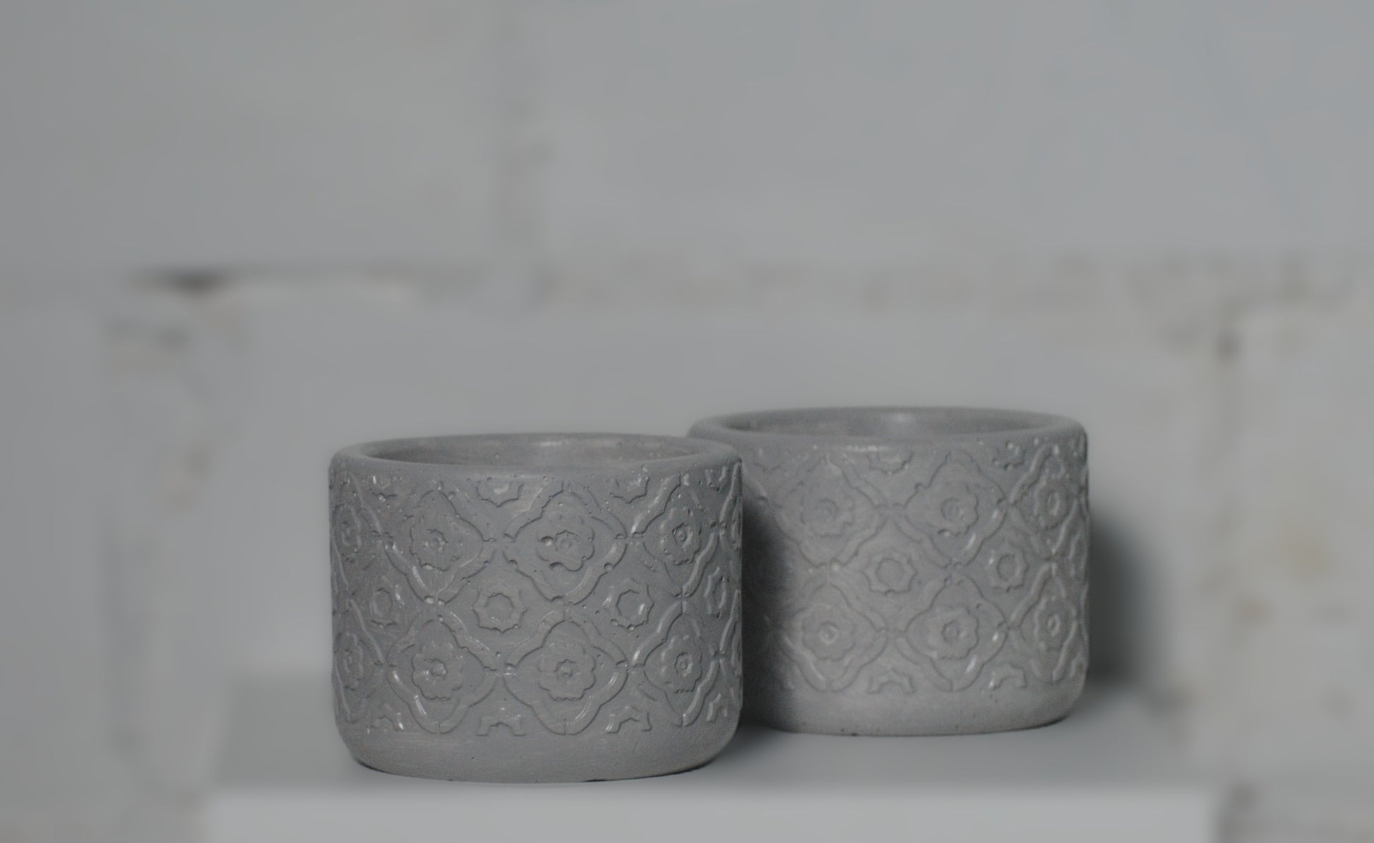 arisco® tienda de Productos de Decoración hechos en cemento. Conjunto de dos Piezas Redondas decoración hechas en Cemento. Cubre Macetas, Recipientes para Velas.