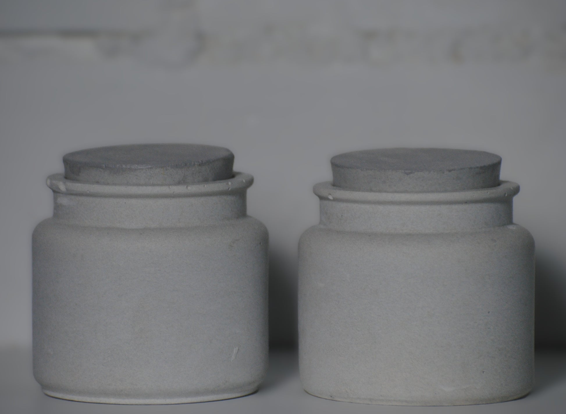 arisco® tienda de Productos de Decoración hechos en cemento. Conjunto de dos Piezas Decoración hechas en Cemento Redondas con tapa. Recipiente para Velas, Decoración Casa.