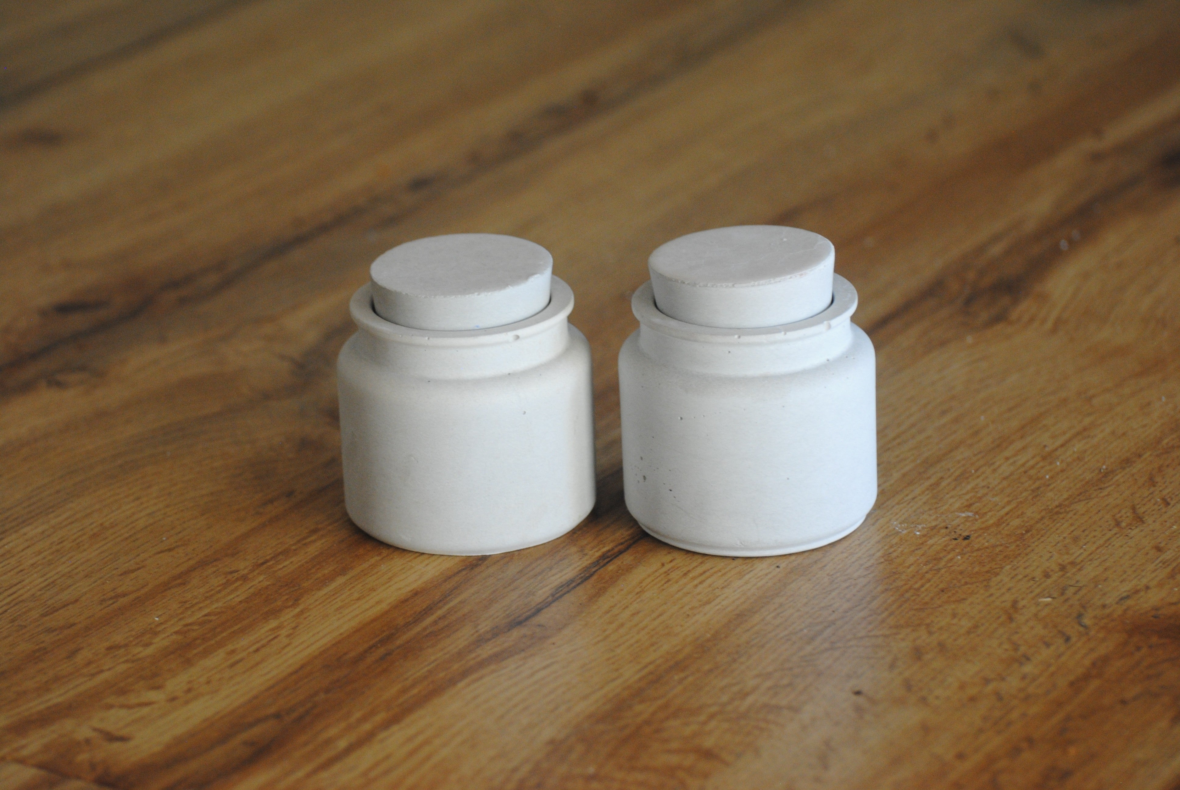 arisco® tienda de Productos de Decoración hechos en cemento. Conjunto de dos Piezas Decoración hechas en Cemento Redondas con tapa. Recipiente para Velas, Decoración Casa.