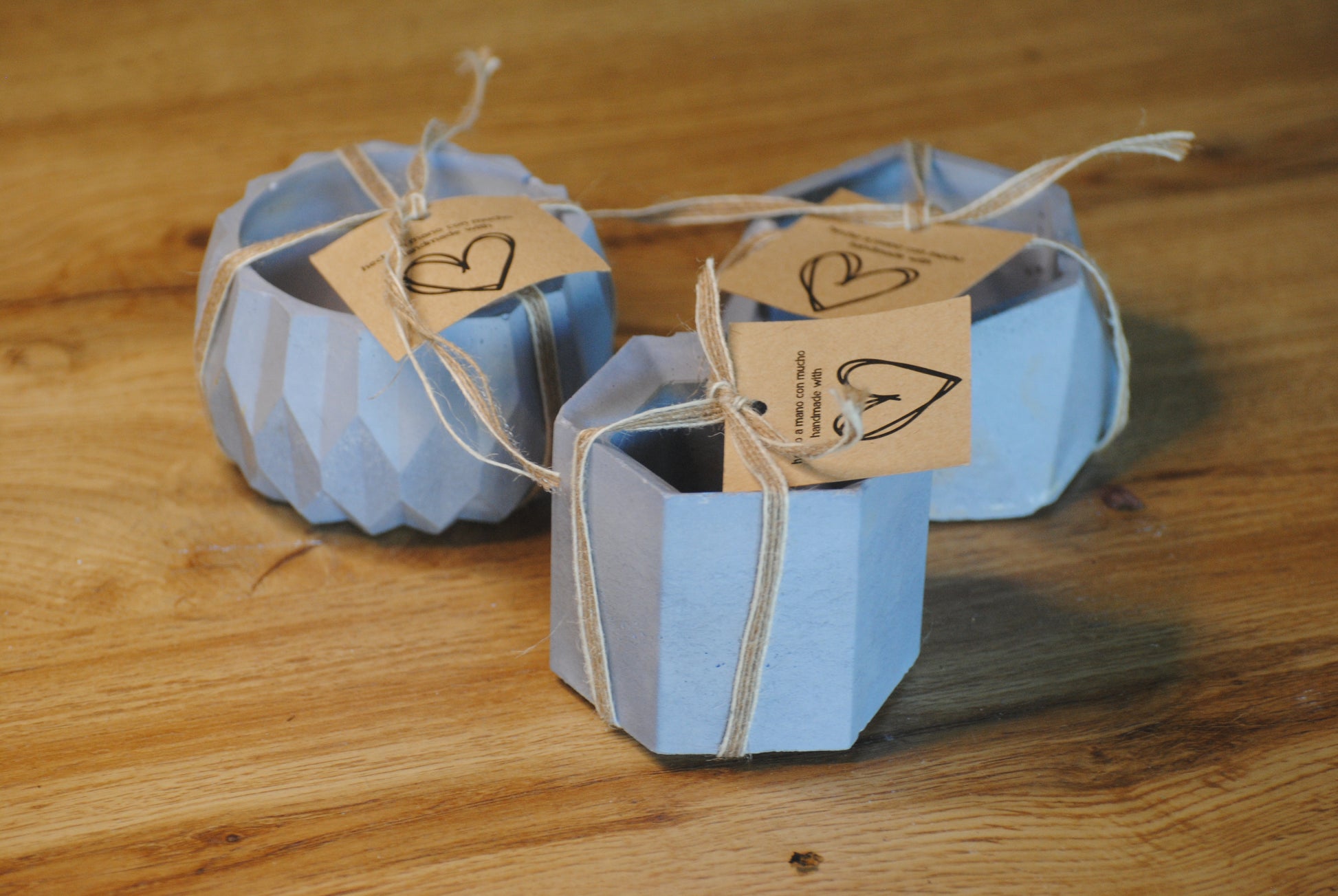 arisco® tienda de Productos de Decoración hechos en cemento. Trio de Macetas pequeñas varias formas y colores de cemento.