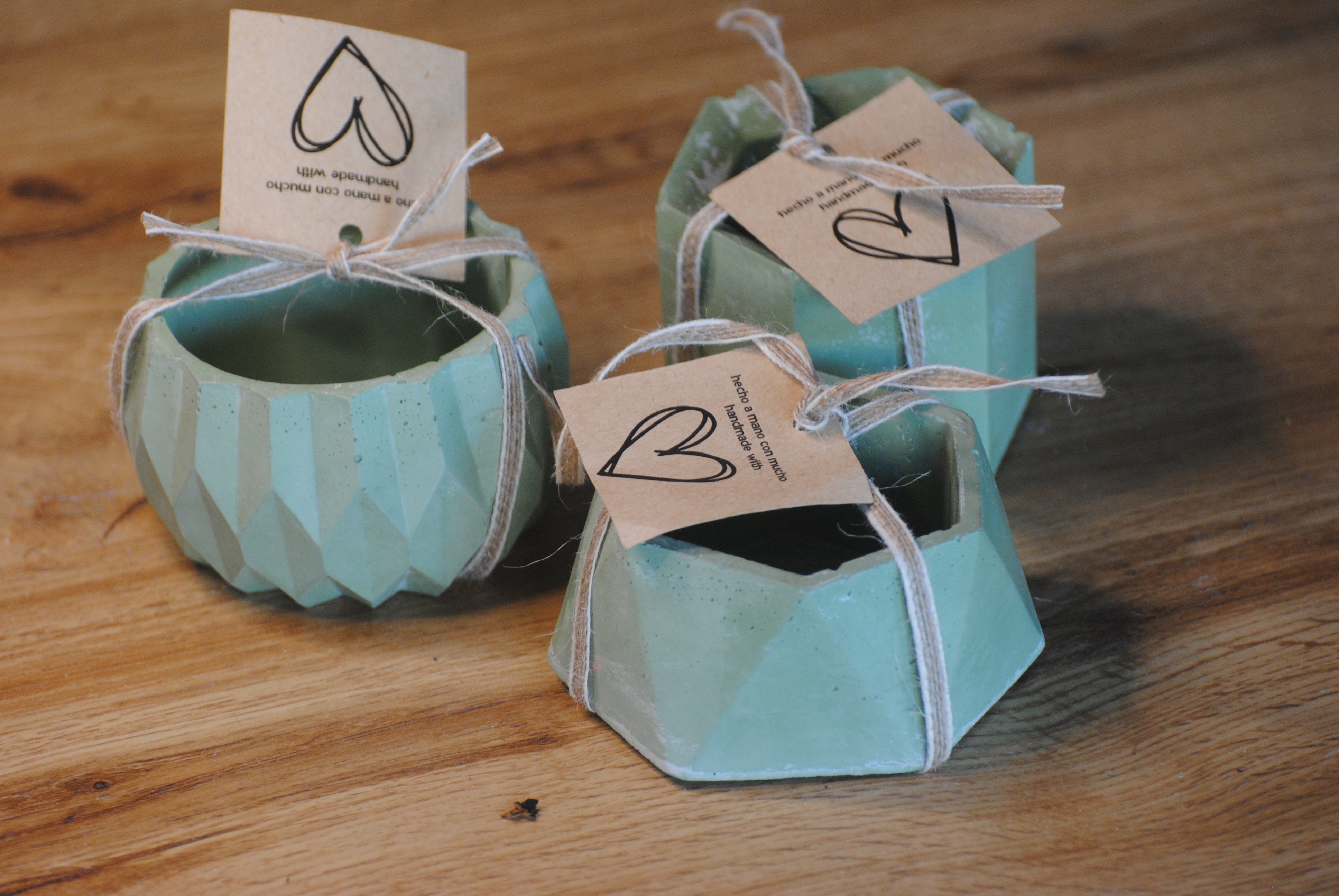 arisco® tienda de Productos de Decoración hechos en cemento. Trio de Macetas pequeñas varias formas y colores de cemento.