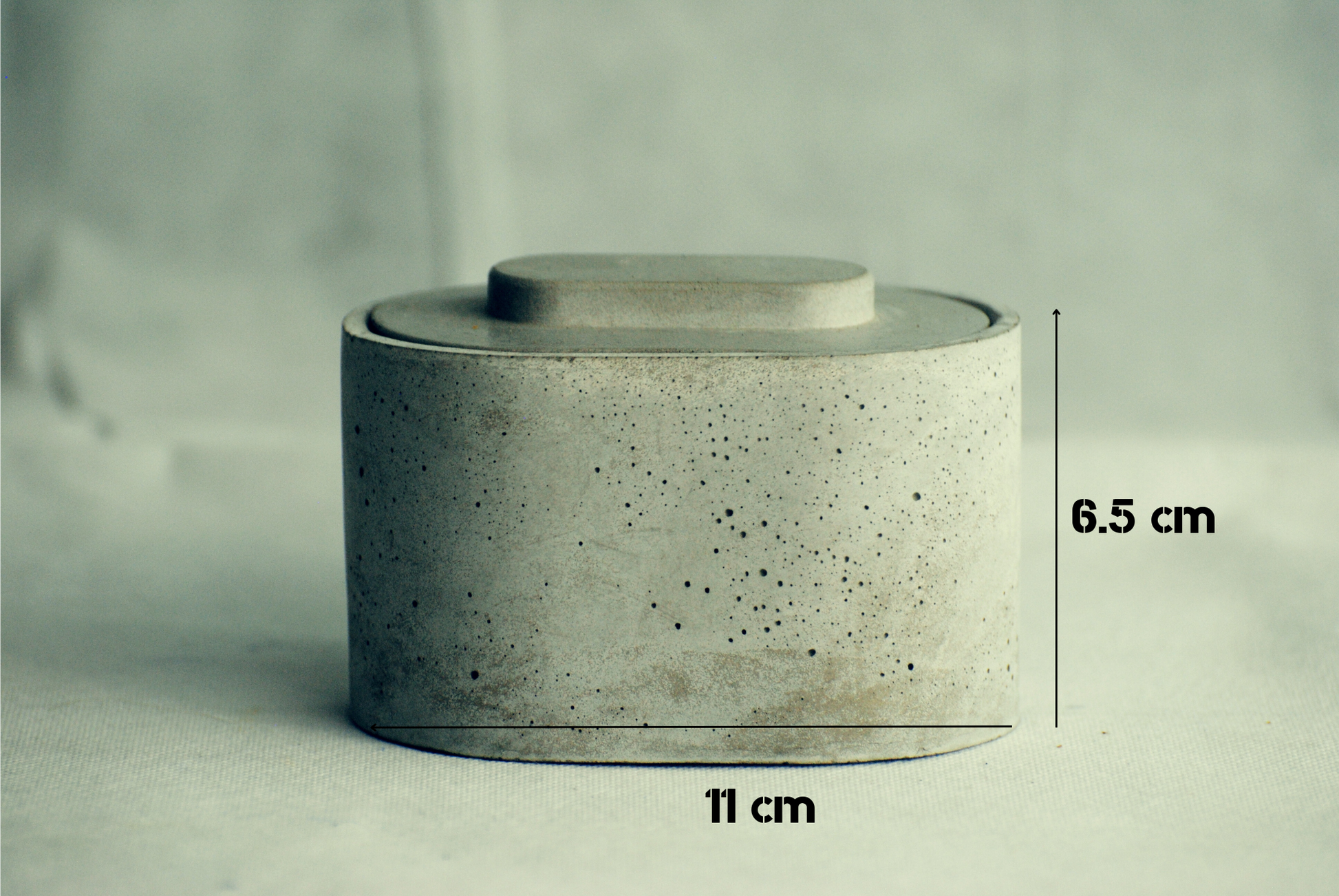 arisco® tienda de Productos de Decoración hechos en cemento. Joyero Vintage, Pieza Decoración forma Elipse con Tapa hecho en Cemento color Azul y Marrón.