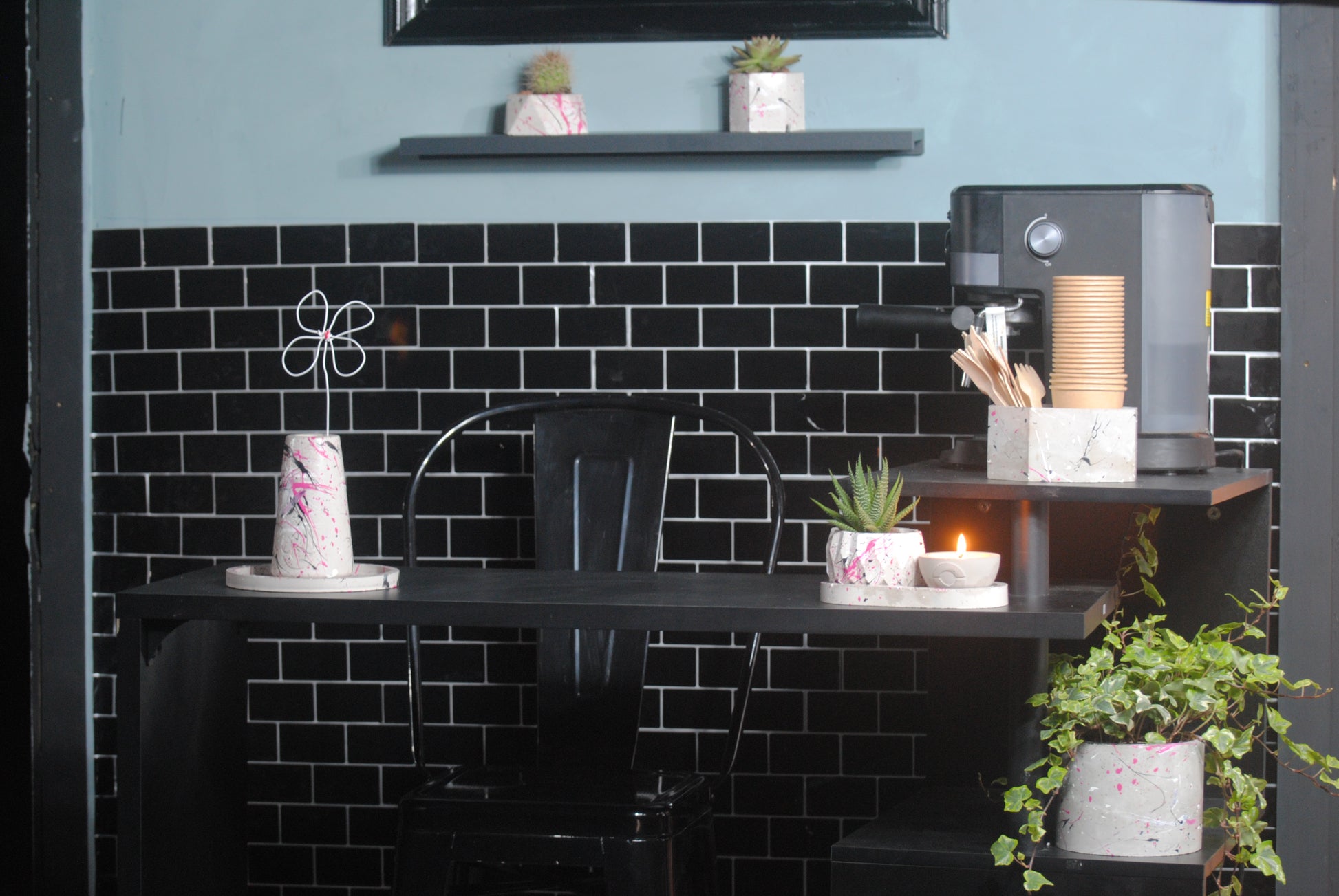 arisco® tienda de Productos de Decoración hechos en cemento. Plato Redondo de Cemento. Coleccion Splash. Marca arisco®.