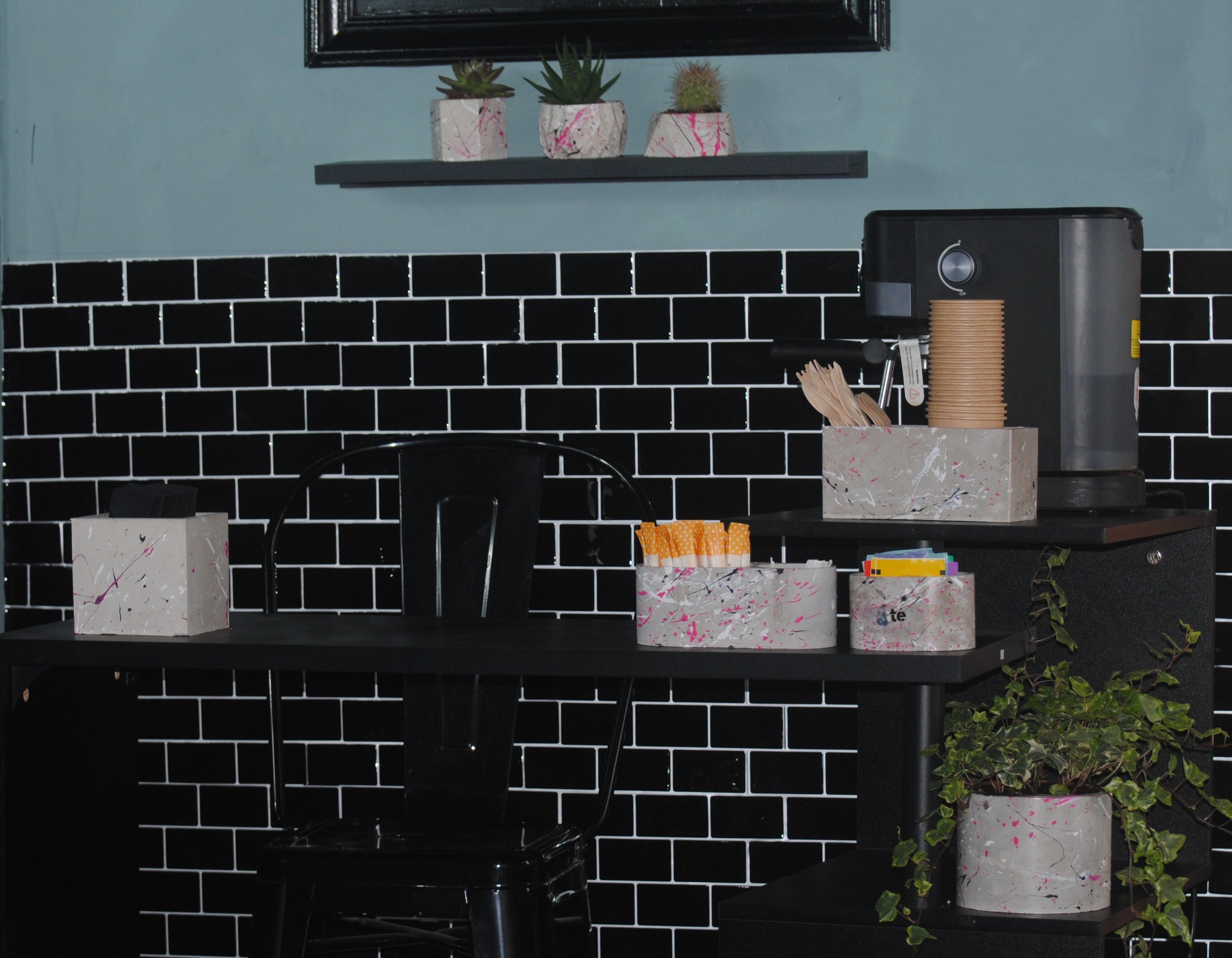 arisco® tienda de Productos de Decoración hechos en cemento. Cubre Macetas, Pieza decoración Rectangular de Cemento. Colección Splash.