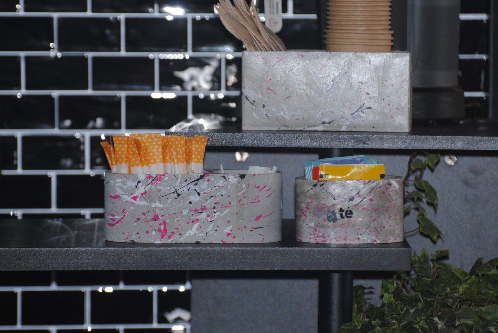 arisco® tienda de Productos de Decoración hechos en cemento. Cubre Macetas, Pieza decoración Rectangular de Cemento. Colección Splash.