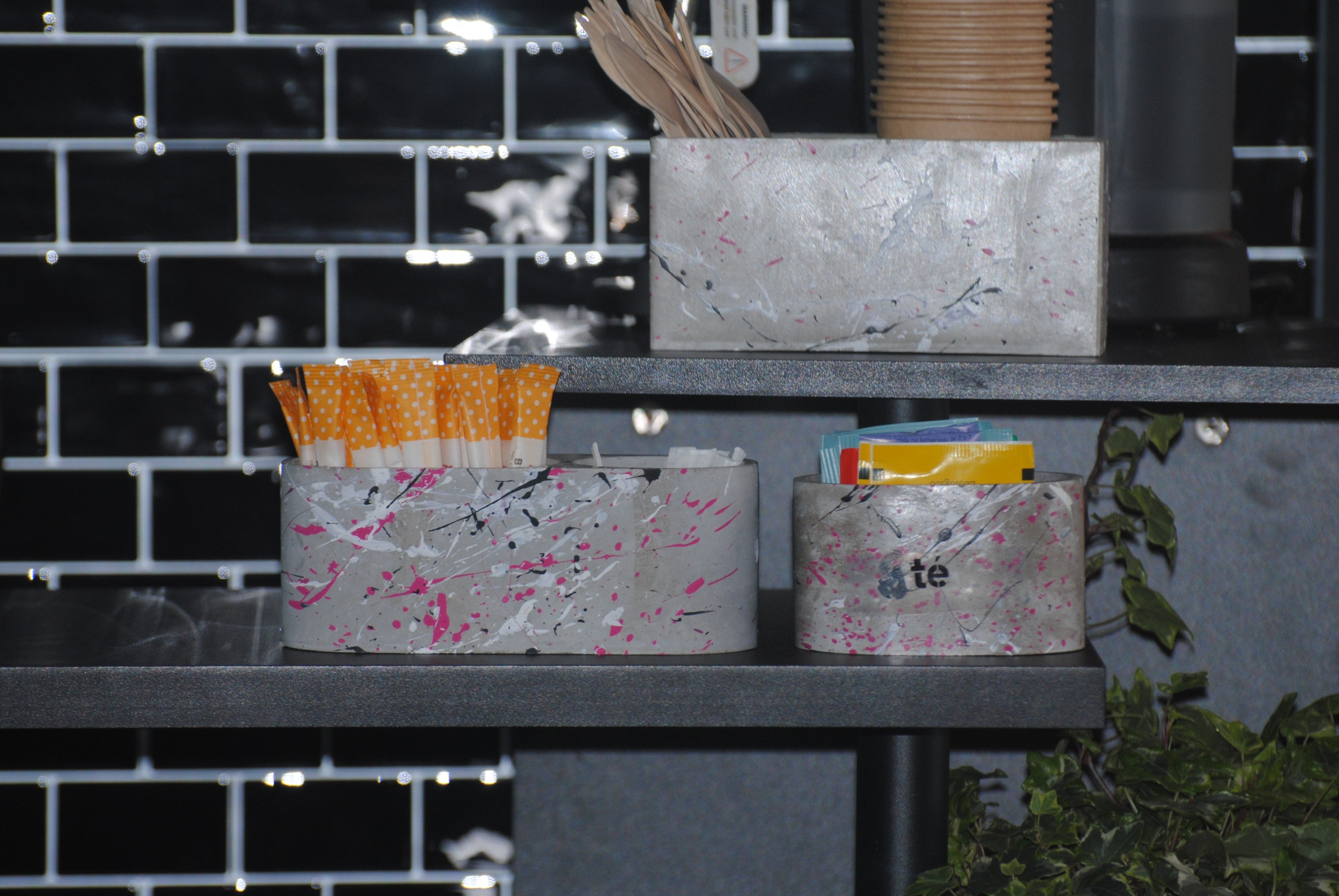 arisco® tienda de Productos de Decoración hechos en cemento. Cubre Macetas, Pieza decoración Rectangular de Cemento. Colección Splash.