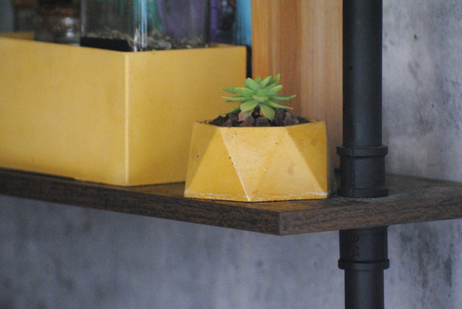 arisco® tienda de Productos de Decoración hechos en cemento. Trio de Macetas pequeñas varias formas y colores de cemento.