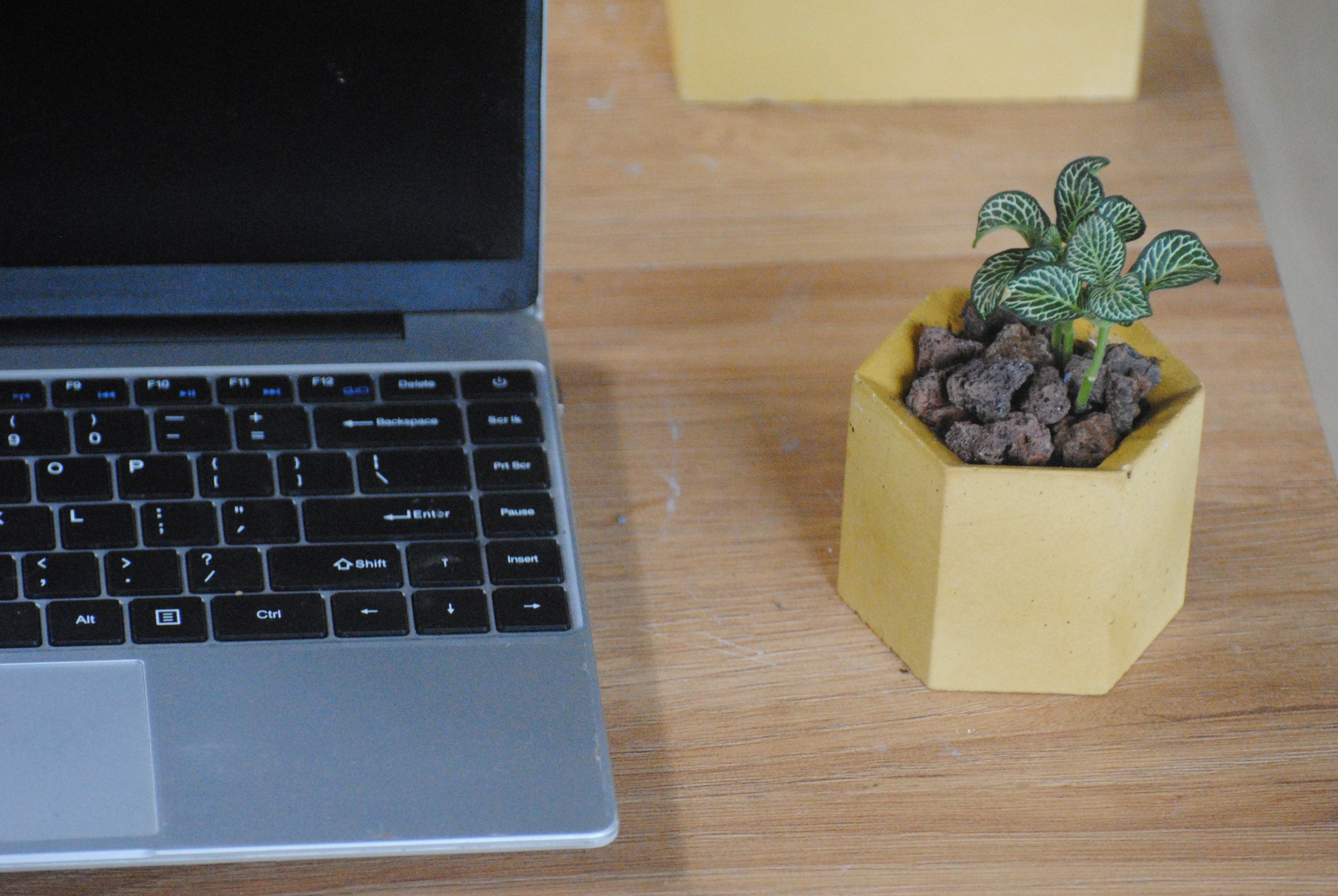 arisco® tienda de Productos de Decoración hechos en cemento. Trio de Macetas pequeñas varias formas y colores de cemento.