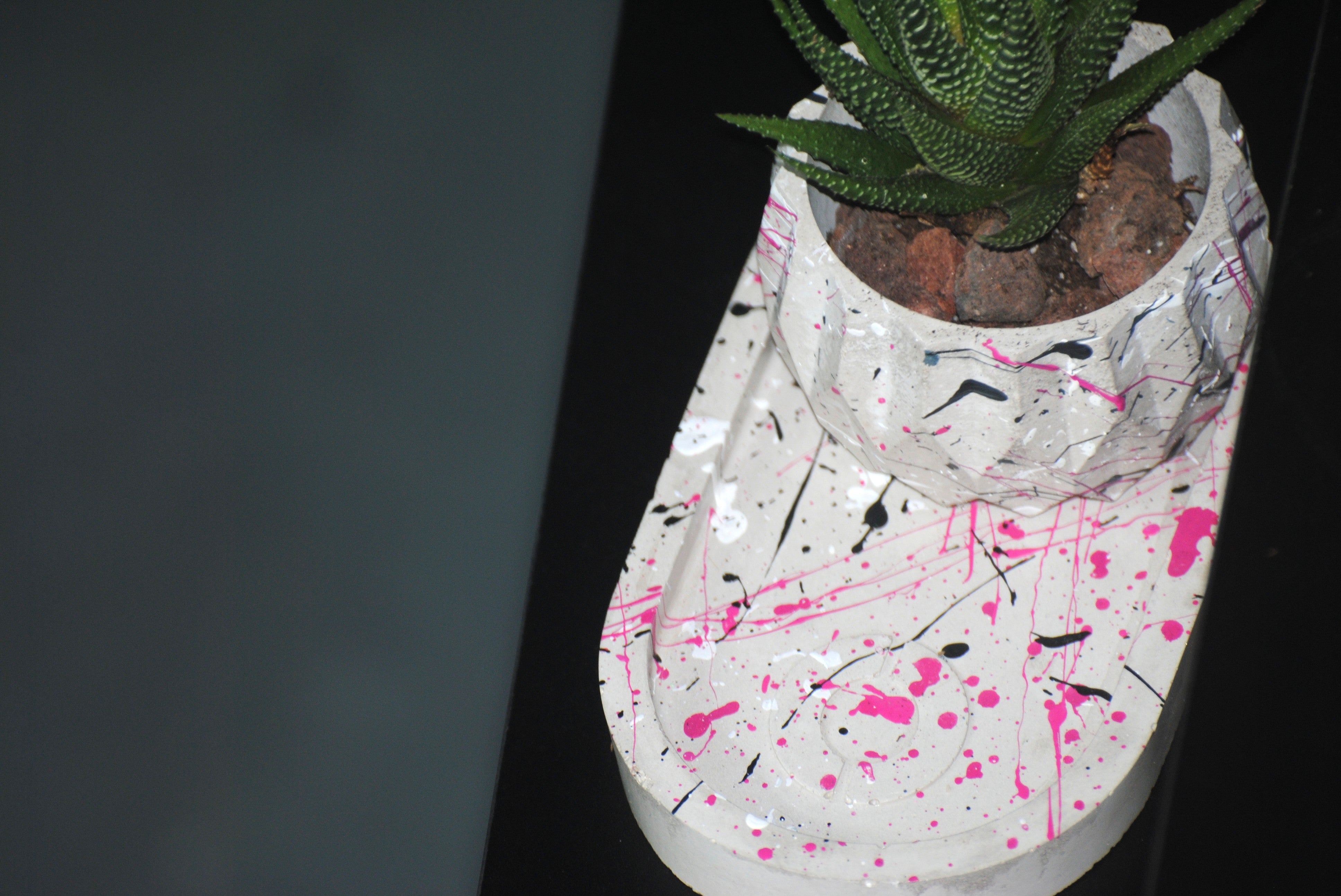 arisco® tienda de Productos de Decoración hechos en cemento. Trio de Macetas pequeñas varias formas de cemento. Colección Splash Pink.