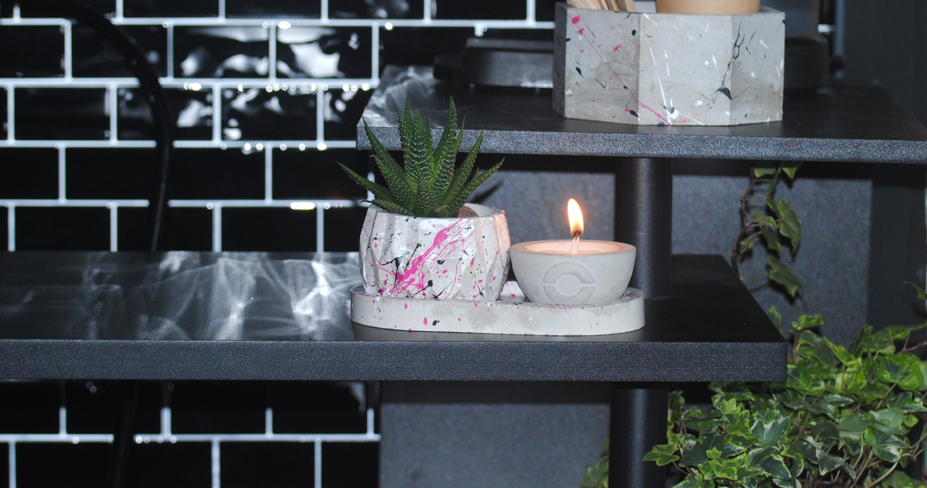 arisco® tienda de Productos de Decoración hechos en cemento. Trio de Macetas pequeñas varias formas de cemento. Colección Splash Pink.