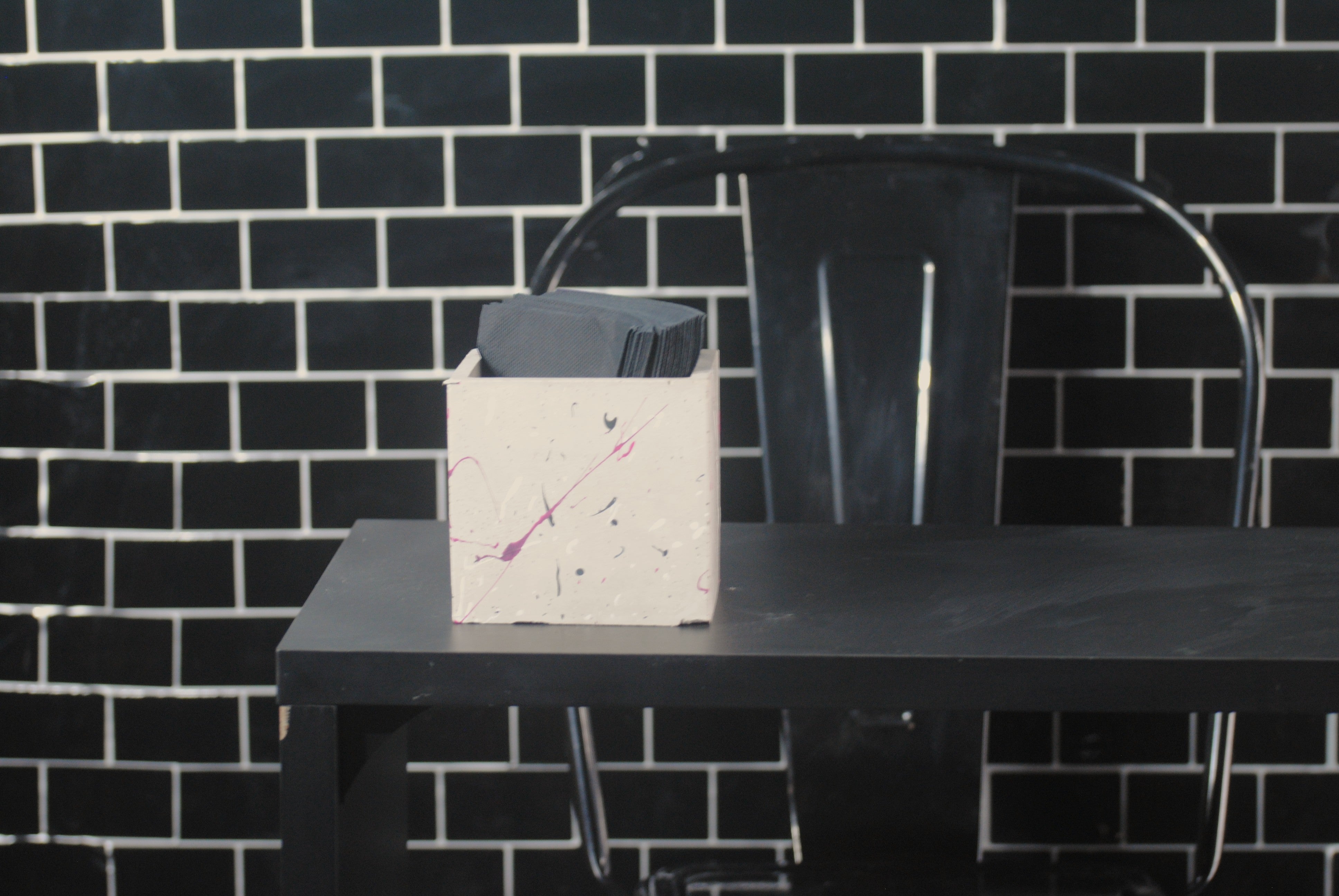 arisco® tienda de Productos de Decoración hechos en cemento. Cubre Macetas, Pieza decoración Cuadrada de Cemento. Coleccion Splash Pink.