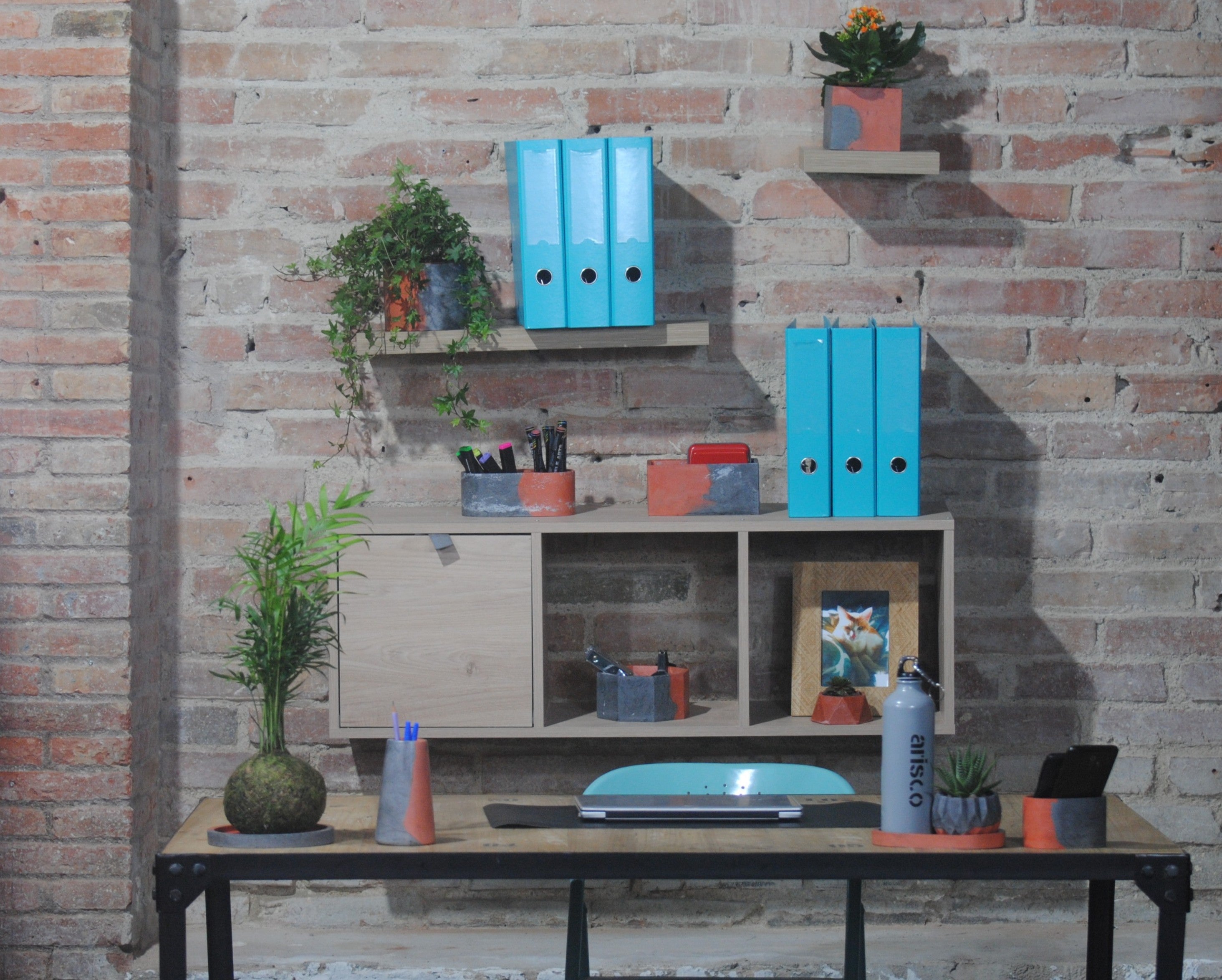 arisco® tienda de Productos de Decoración hechos en cemento. Jarrón Vintage de cemento Rojo y Negro. Marca arisco®.