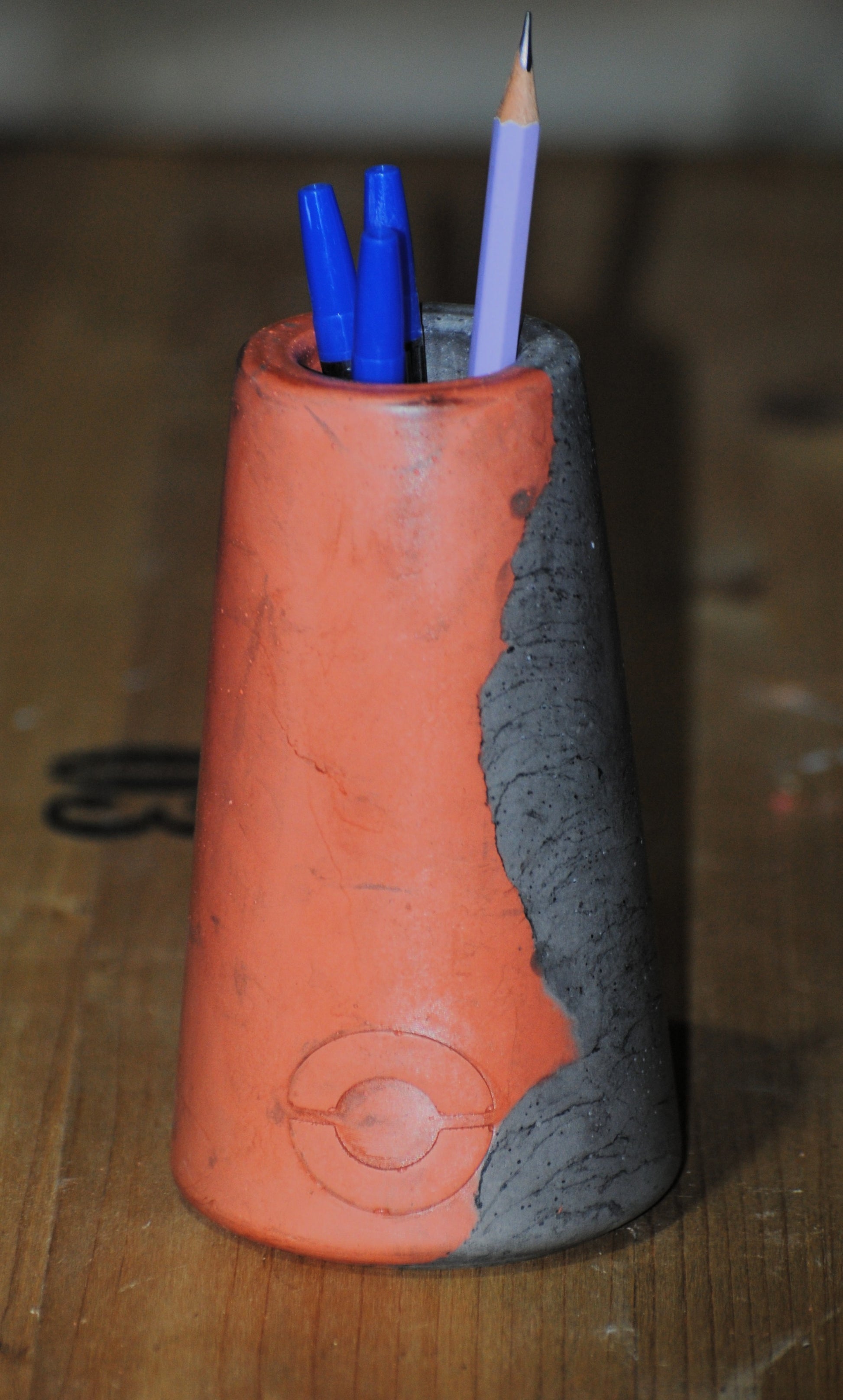 arisco® tienda de Productos de Decoración hechos en cemento. Jarrón Vintage de cemento Rojo y Negro. Marca arisco®.