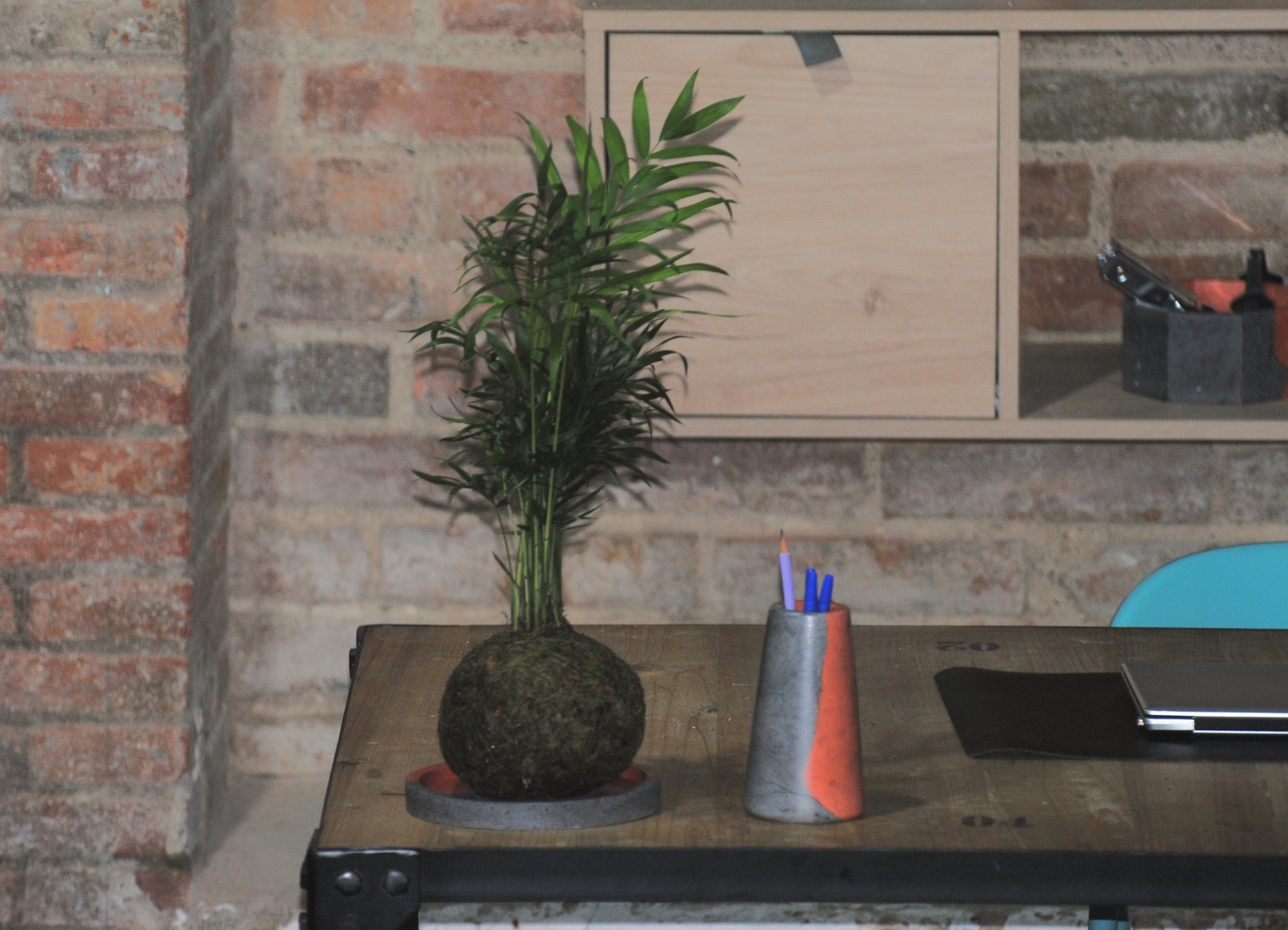 arisco® tienda de Productos de Decoración hechos en cemento. Jarrón Vintage de cemento Rojo y Negro. Marca arisco®.