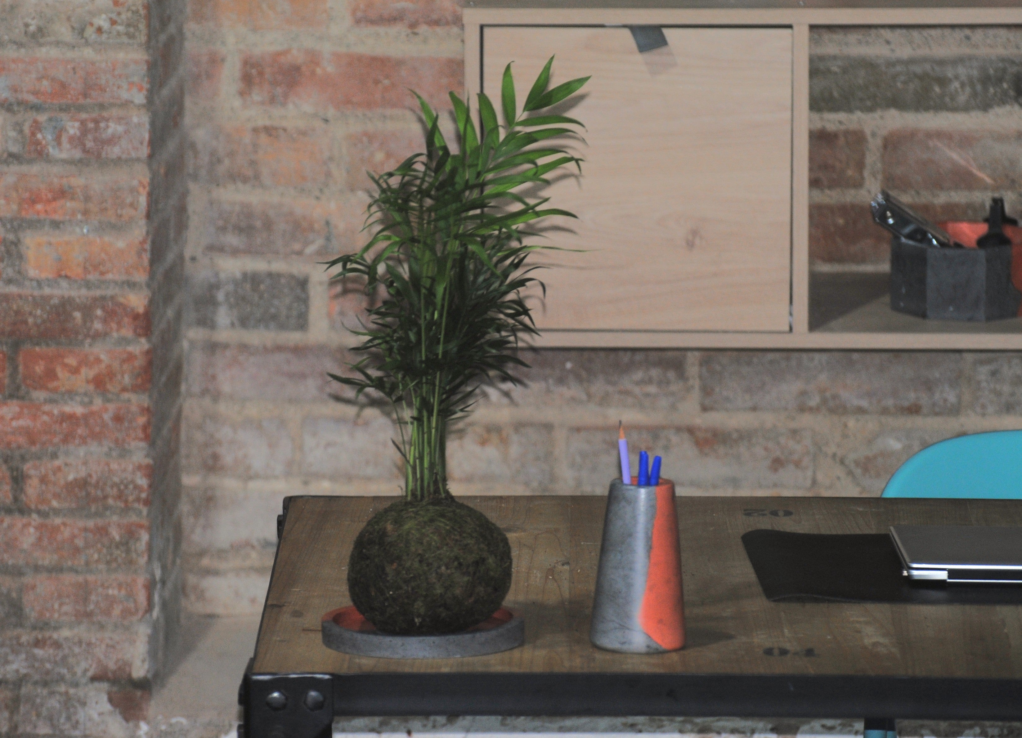 arisco® tienda de Productos de Decoración hechos en cemento. Jarrón Vintage de cemento Rojo y Negro. Marca arisco®.