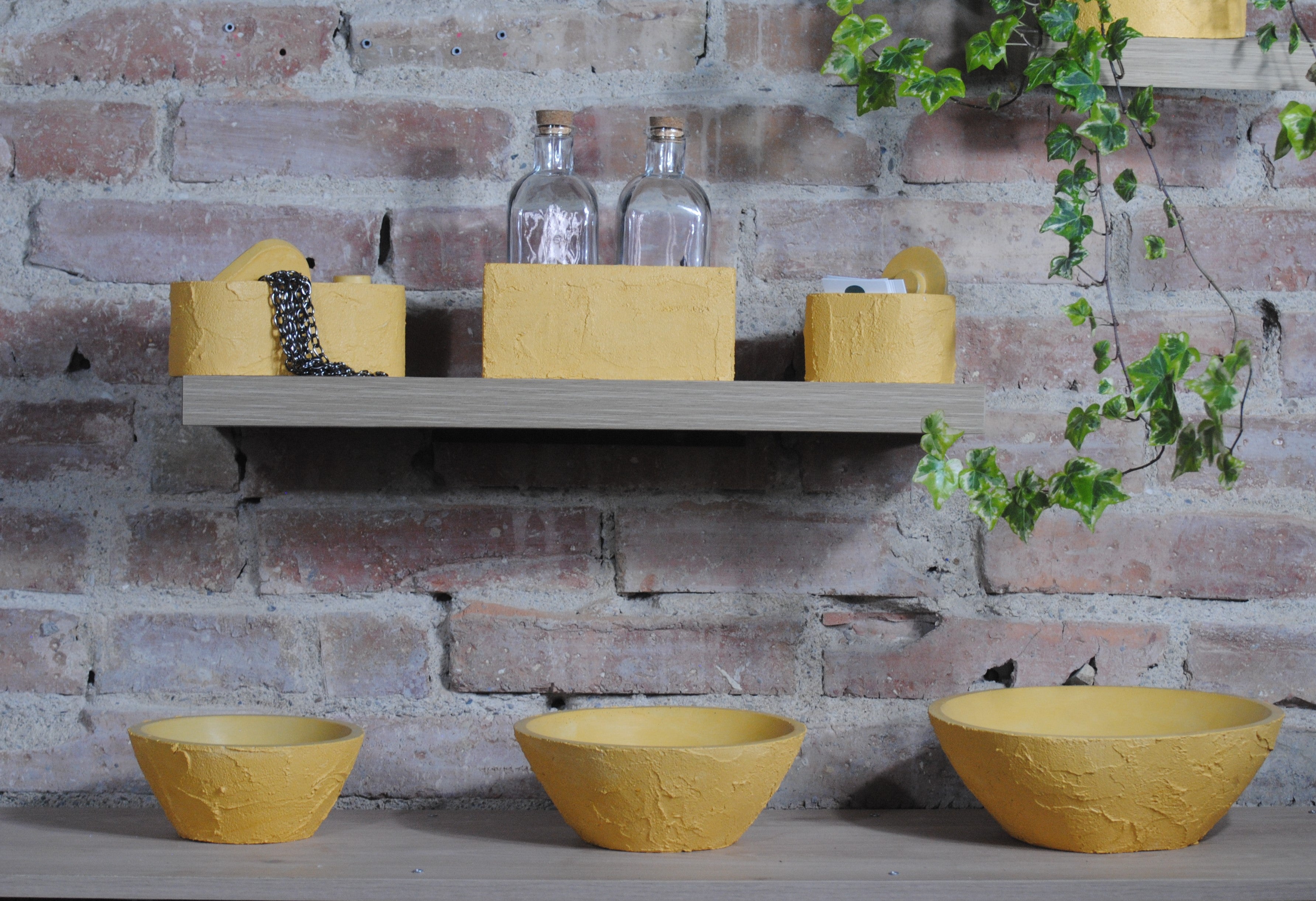 arisco® decoración hecha en cemento amarillo.