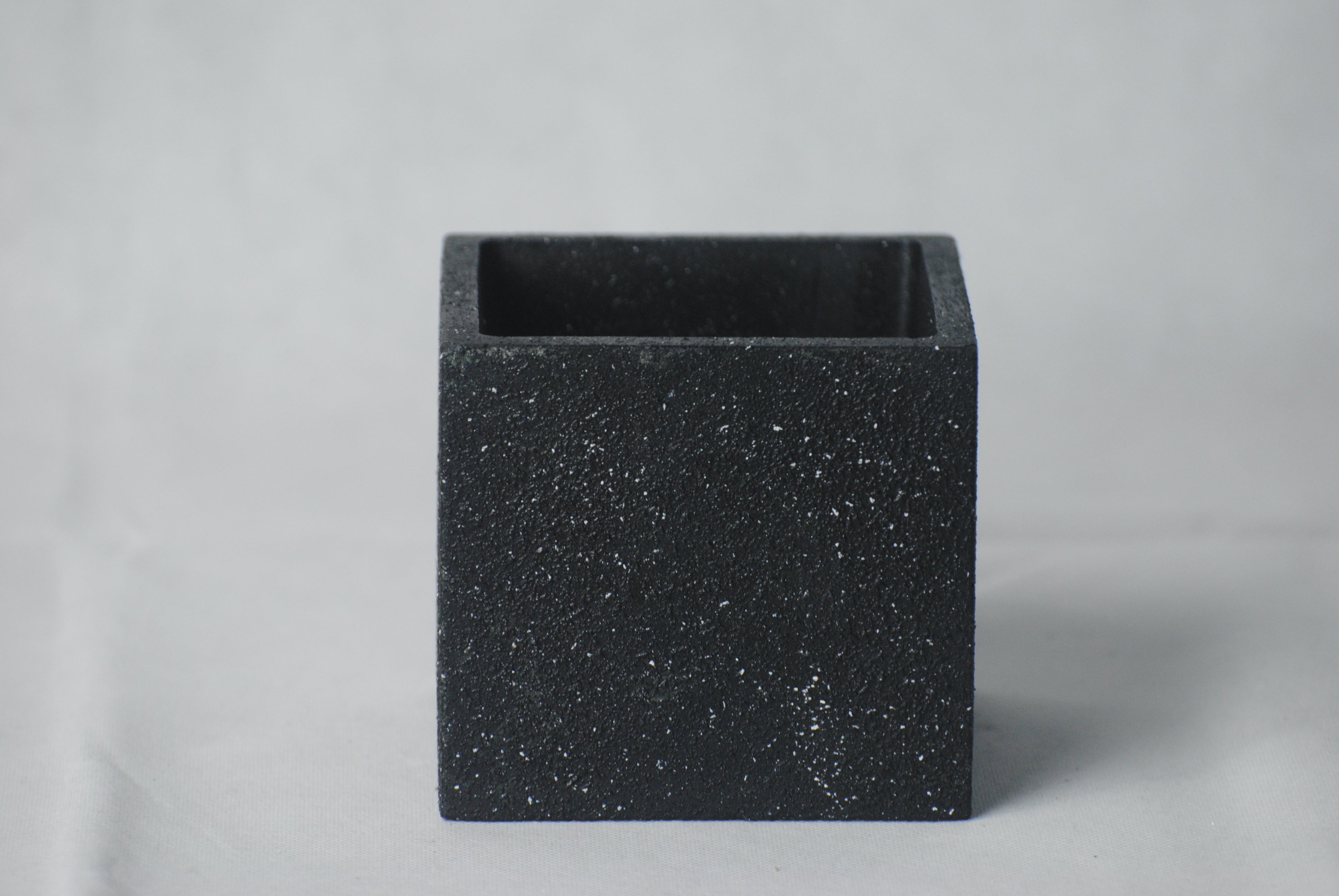 arisco® tienda de Productos de Decoración hechos en cemento. Cubre Macetas, Pieza decoración Cuadrada de Cemento color Negro estilo Granito. Granito Negro