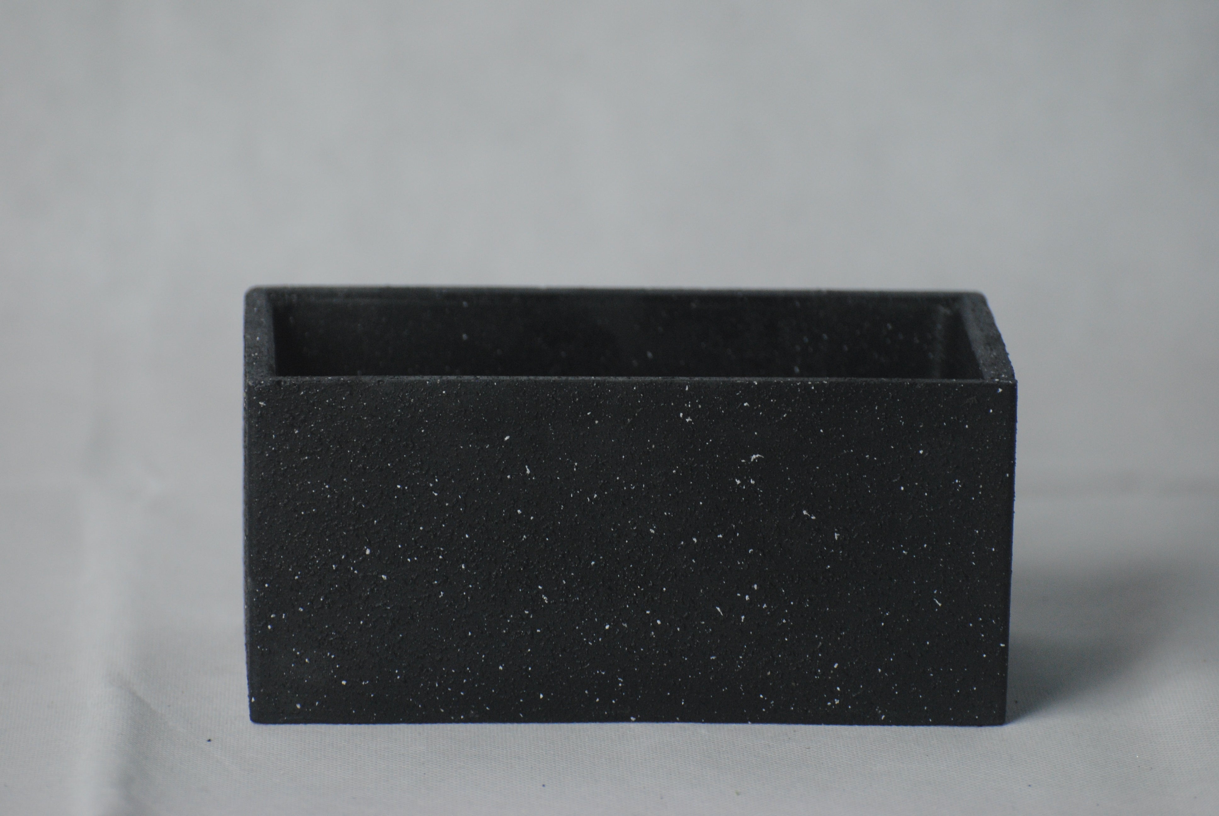 arisco® tienda de Productos de Decoración hechos en cemento. Cubre Macetas, Pieza decoración Rectangular de Cemento color Negro estilo Granito. Granito Negro