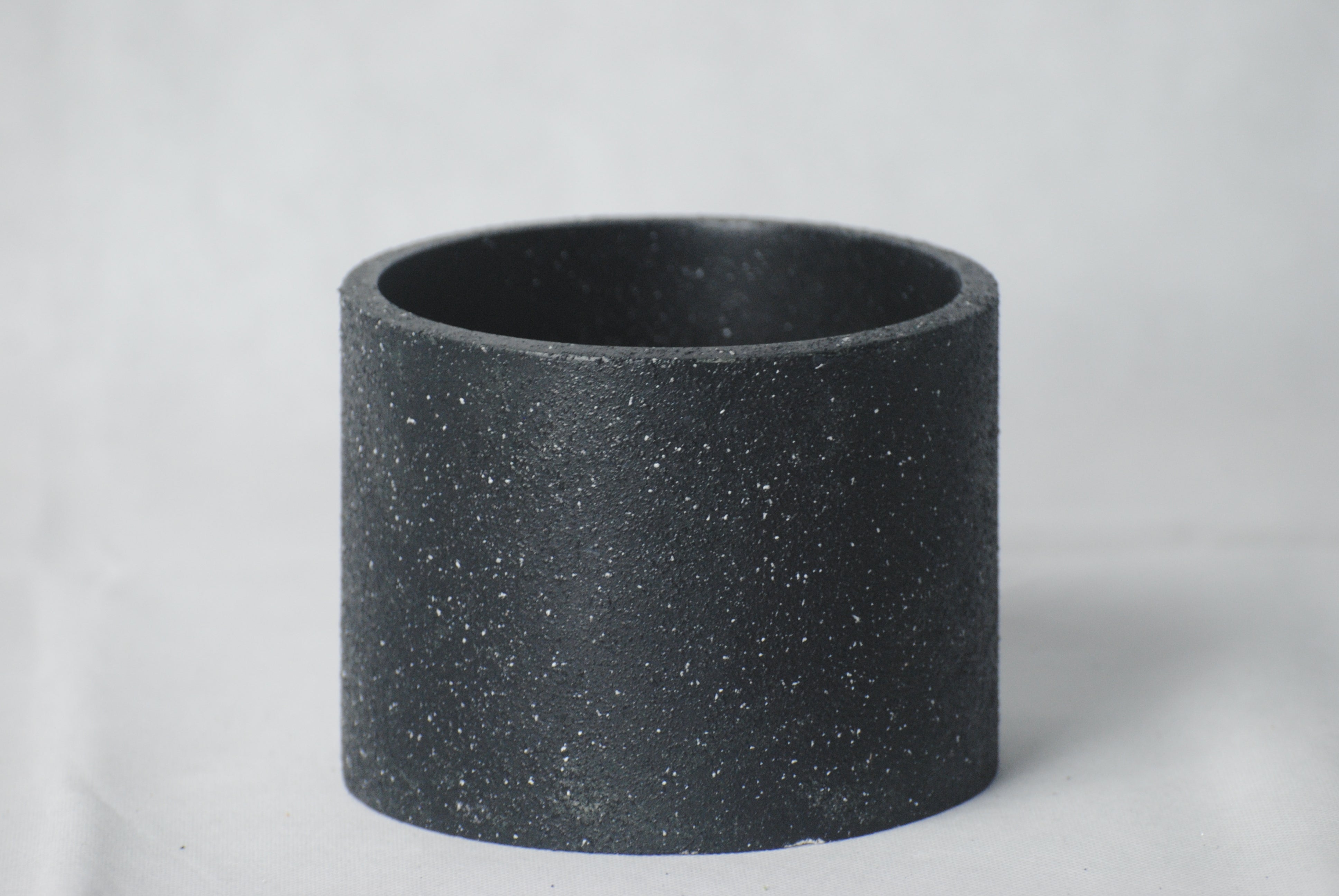 arisco® tienda de Productos de Decoración hechos en cemento. Cubre Macetas, Pieza decoración Redonda de Cemento color Negro estilo Granito. Granito Negro