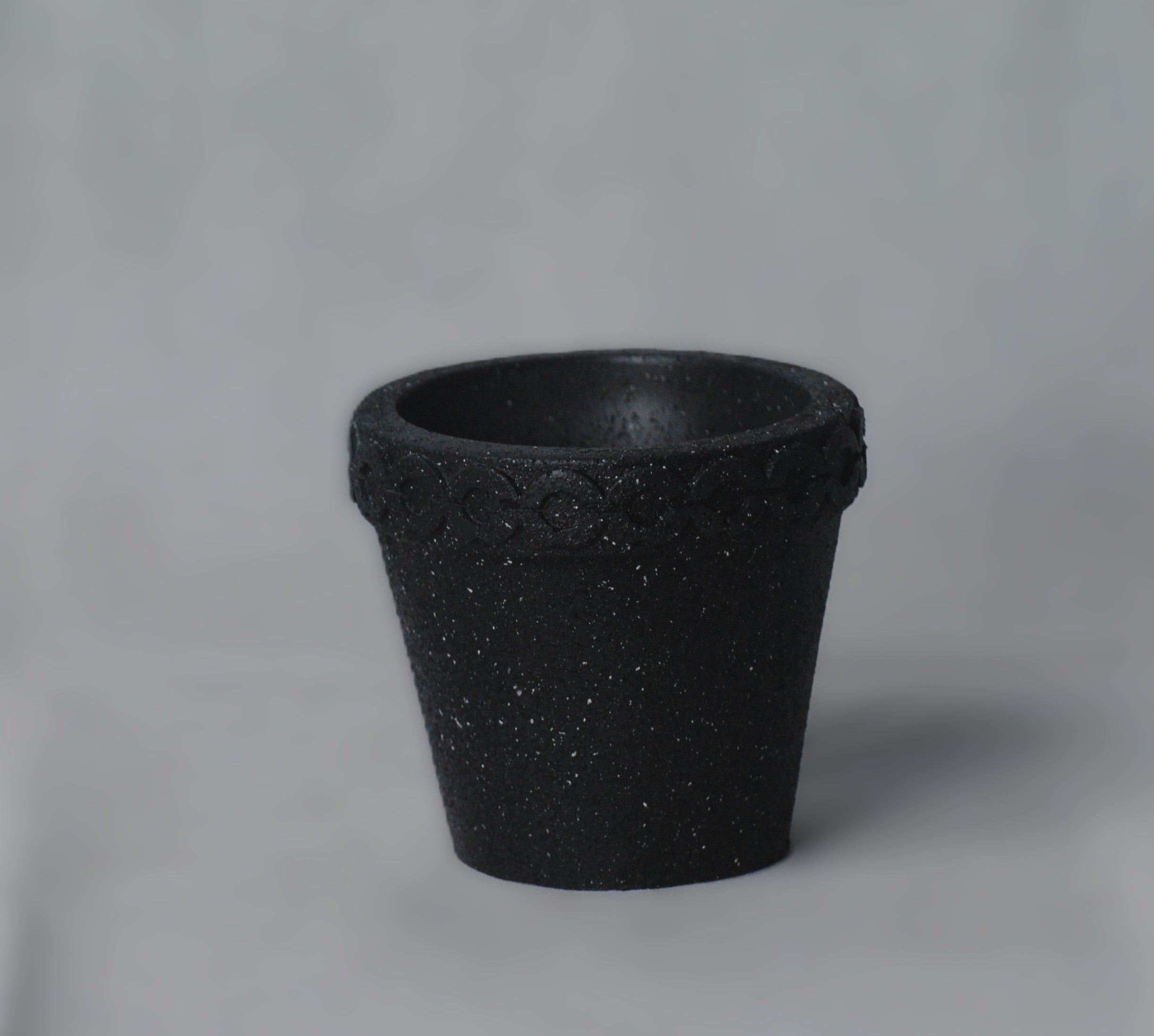 arisco® tienda de Productos de Decoración hechos en cemento. Maceta de Cemento. Colección Granito. Marca arisco®. Granito Negro 10 cm Altura