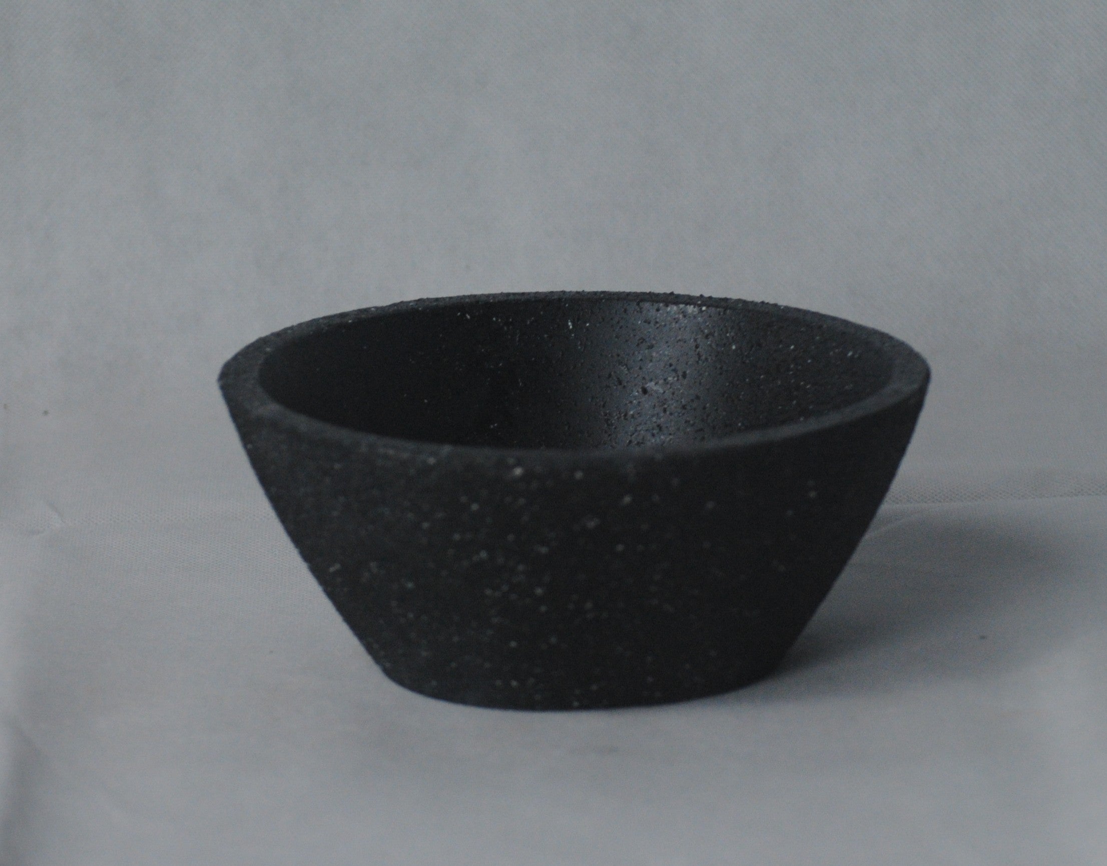 arisco® tienda de Productos de Decoración hechos en cemento. Centro de Mesa, Pieza decorativa Ovalada de Cemento. Colección Granito. Marca arisco®. Granito Negro 18 cm
