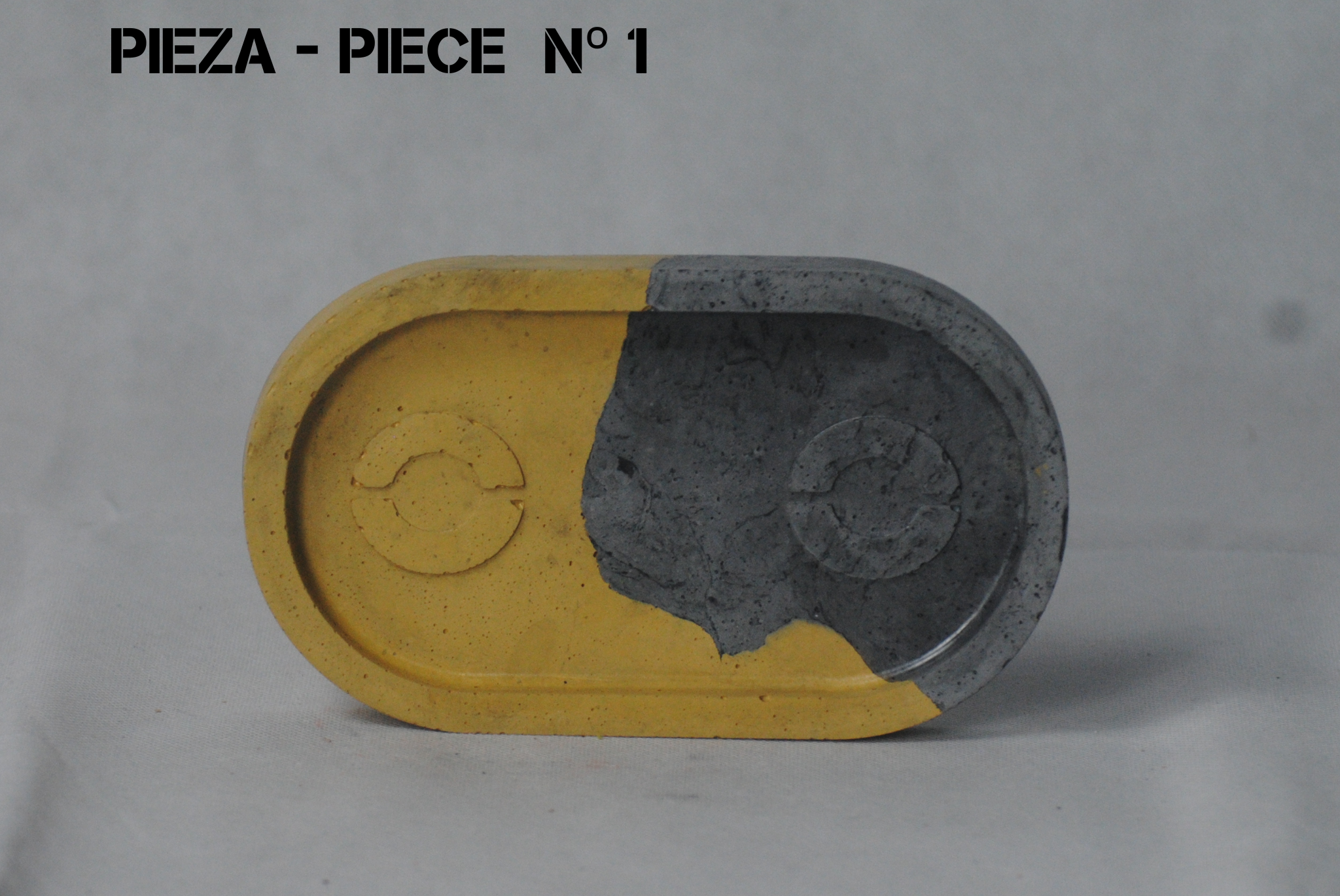 arisco® tienda de Productos de Decoración hechos en cemento. Plato Largo Vintage de Cemento color Amarillo y Negro. Marca arisco® Vintage Duo Pieza 1