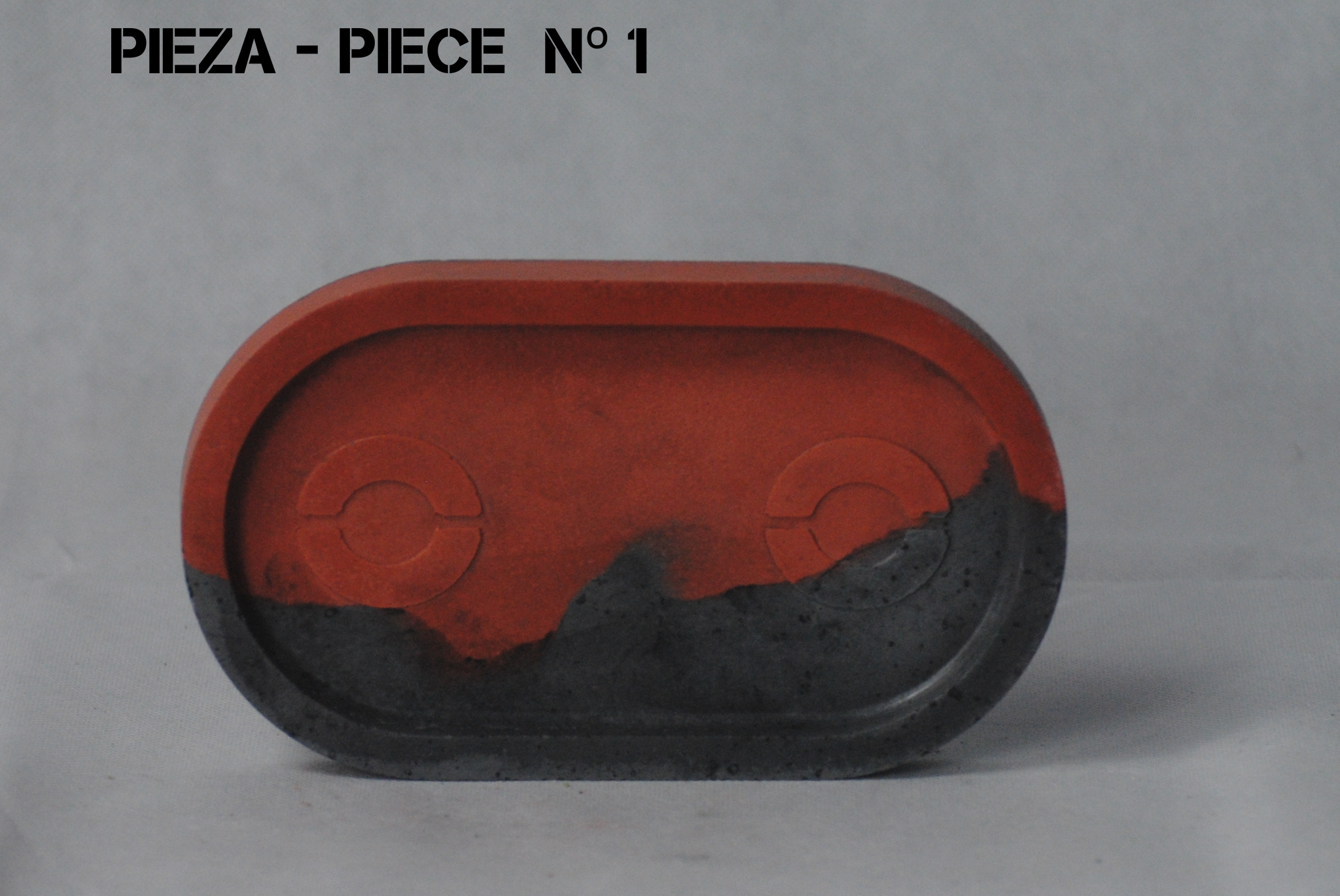 arisco® tienda de Productos de Decoración hechos en cemento. Plato Largo Vintage de Cemento color Rojo y Negro. Marca arisco® Vintage Duo Pieza 1