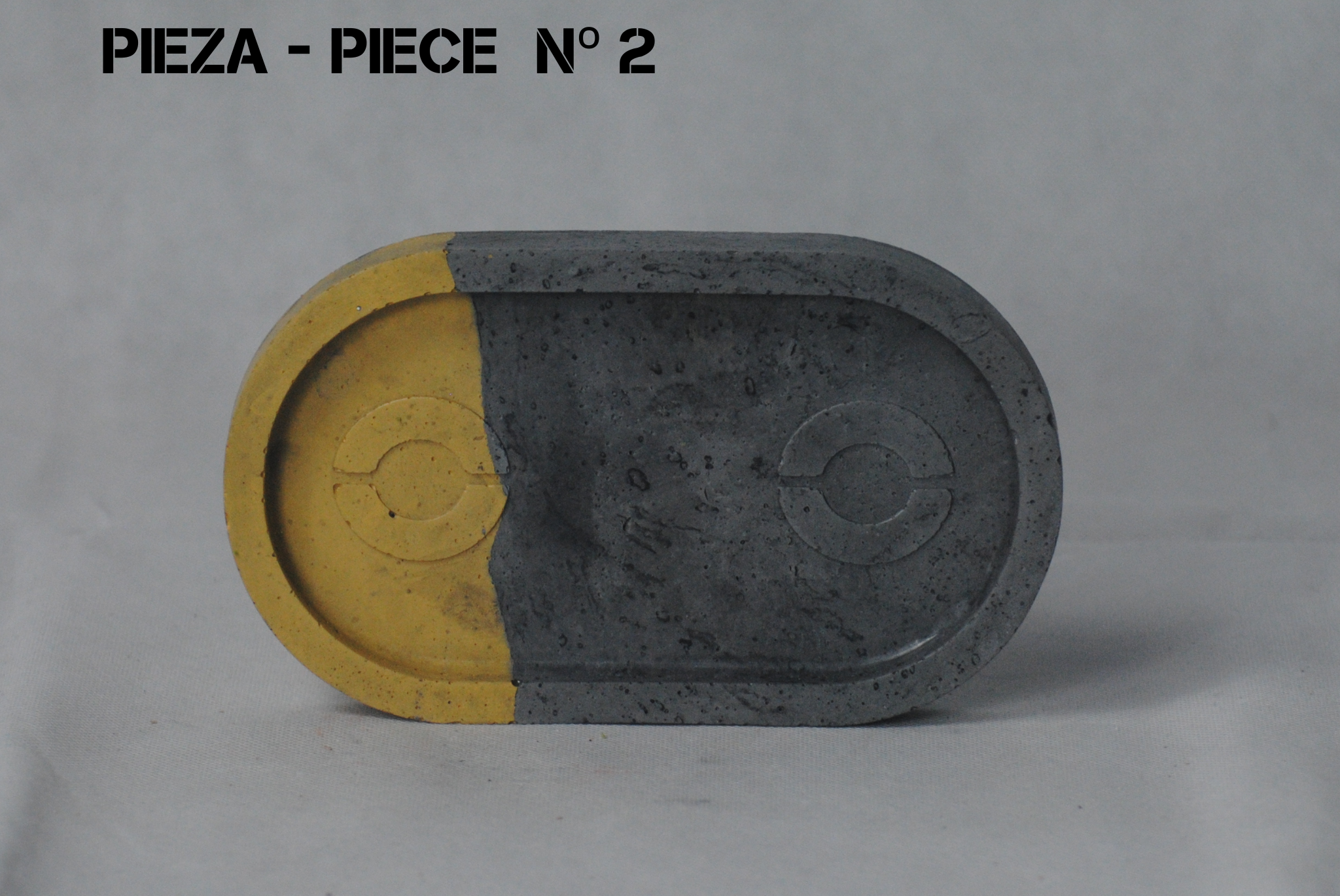 arisco® tienda de Productos de Decoración hechos en cemento. Plato Largo Vintage de Cemento color Amarillo y Negro. Marca arisco® Vintage Duo Pieza 2