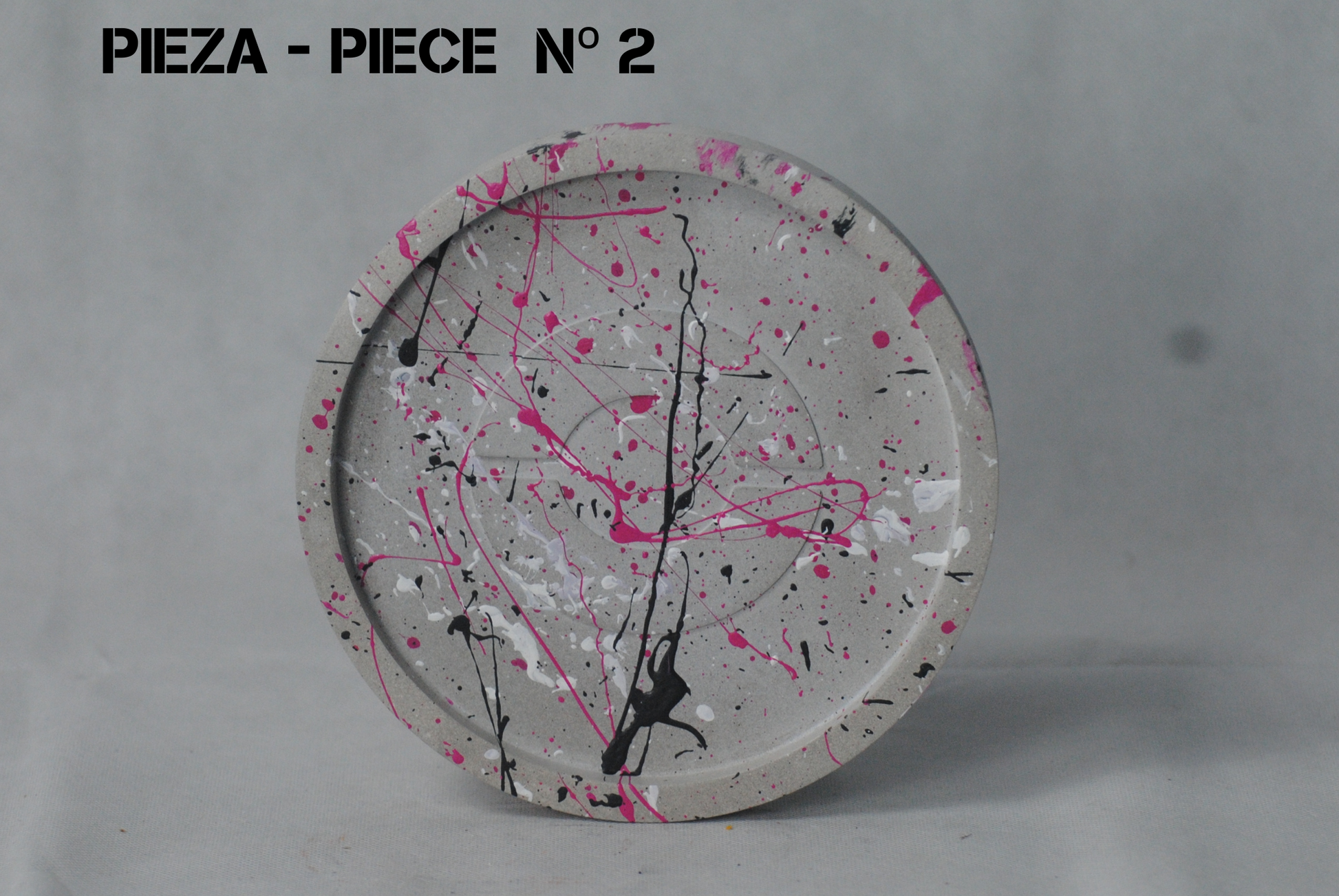 arisco® tienda de Productos de Decoración hechos en cemento. Plato Redondo de Cemento. Coleccion Splash. Marca arisco®. Pieza 2