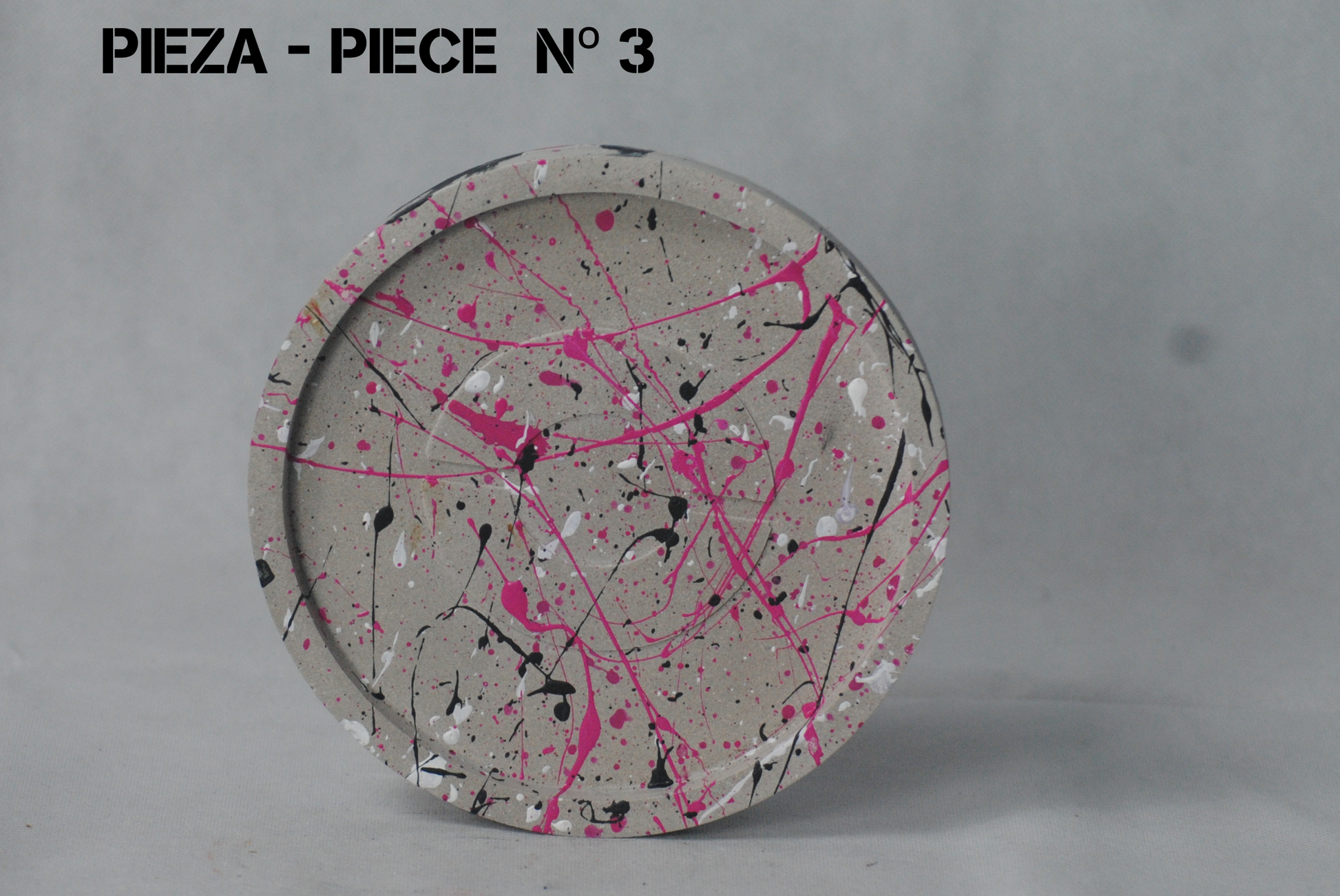 arisco® tienda de Productos de Decoración hechos en cemento. Plato Redondo de Cemento. Coleccion Splash. Marca arisco®. Pieza 3