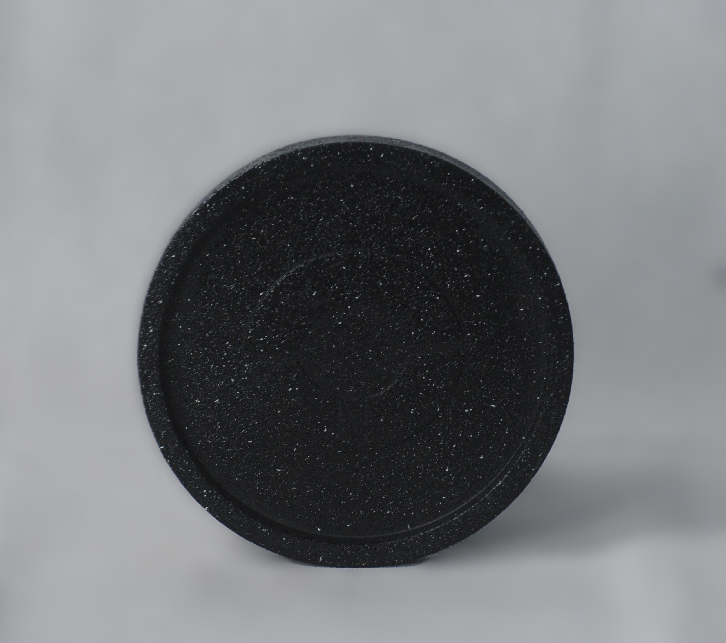 arisco® tienda de Productos de Decoración hechos en cemento. Plato Redondo de Cemento color Negro, Estilo Granito. Marca arisco®. Granito Negro