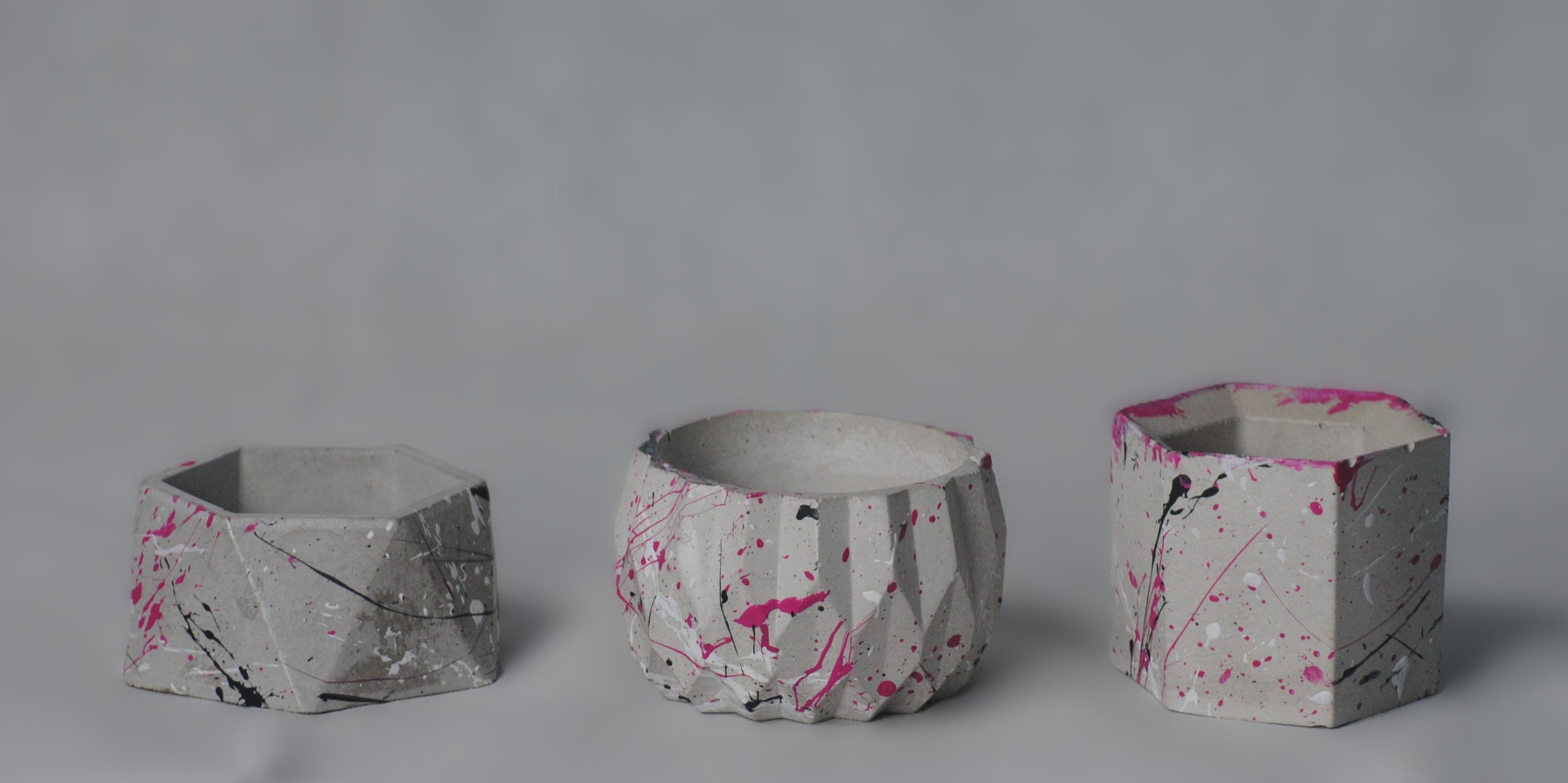 arisco® tienda de Productos de Decoración hechos en cemento. Trio de Macetas pequeñas varias formas de cemento. Colección Splash Pink.