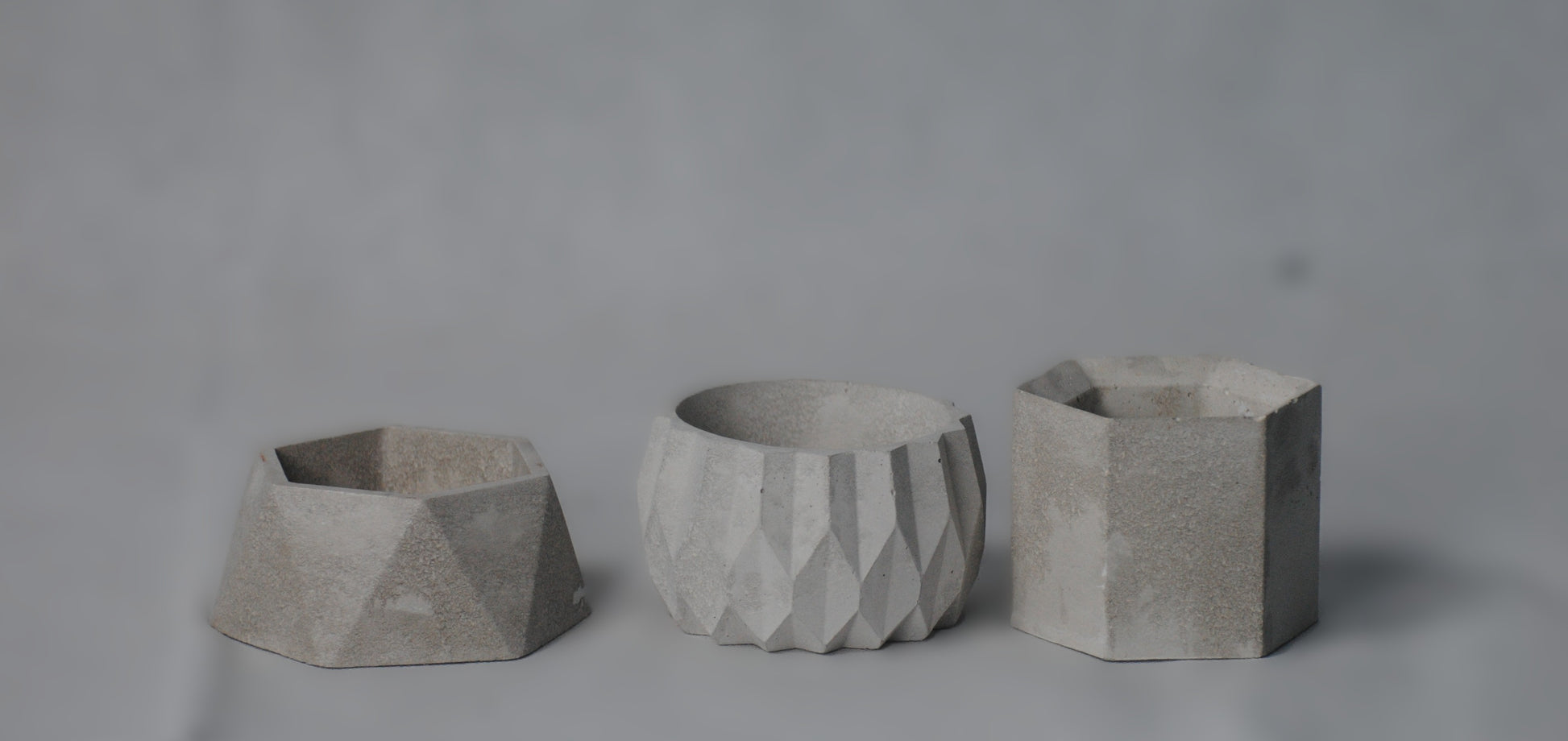 arisco® tienda de Productos de Decoración hechos en cemento. Trio de Macetas pequeñas varias formas y colores de cemento. Originals Piedra