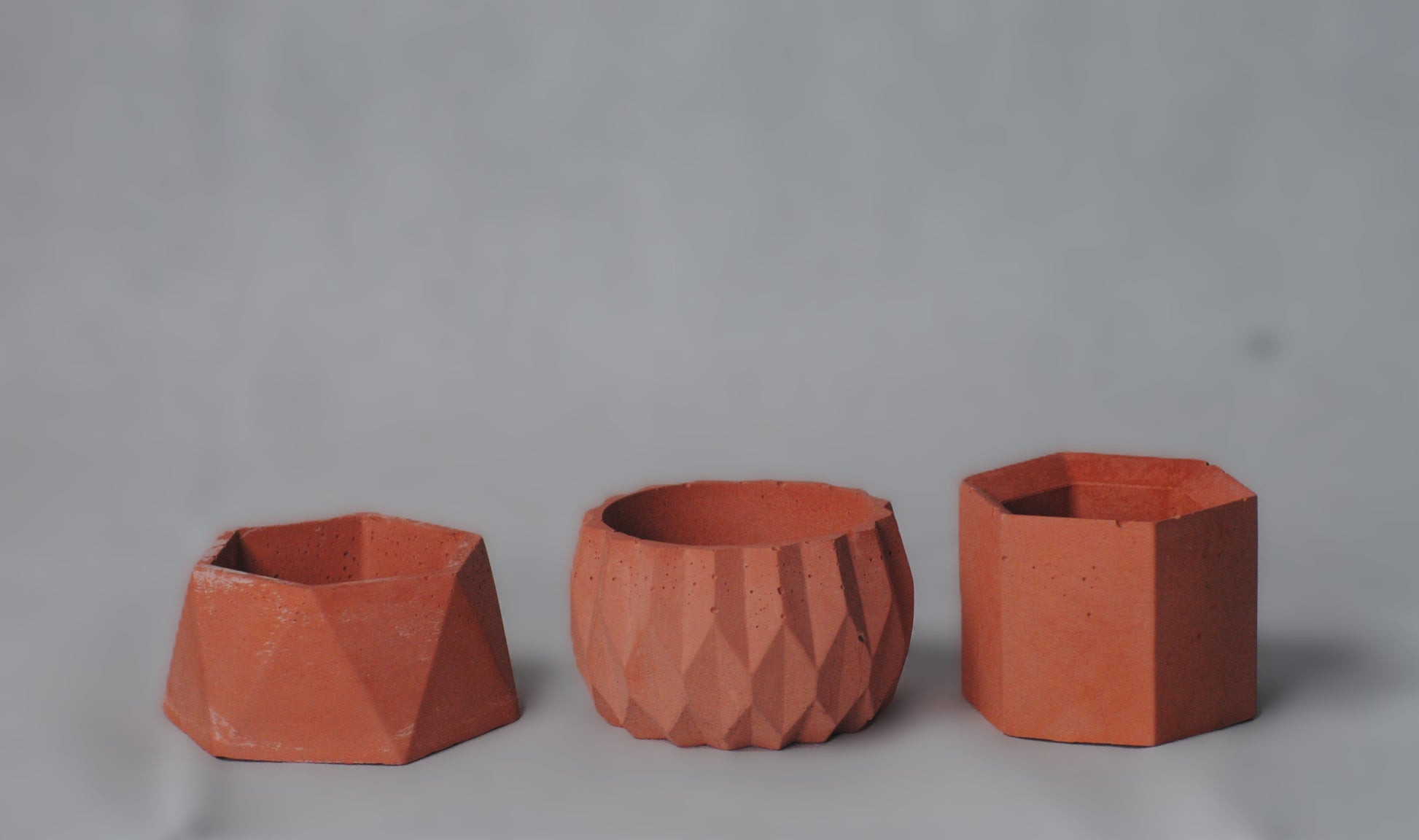 arisco® tienda de Productos de Decoración hechos en cemento. Trio de Macetas pequeñas varias formas y colores de cemento. Originals Rojo