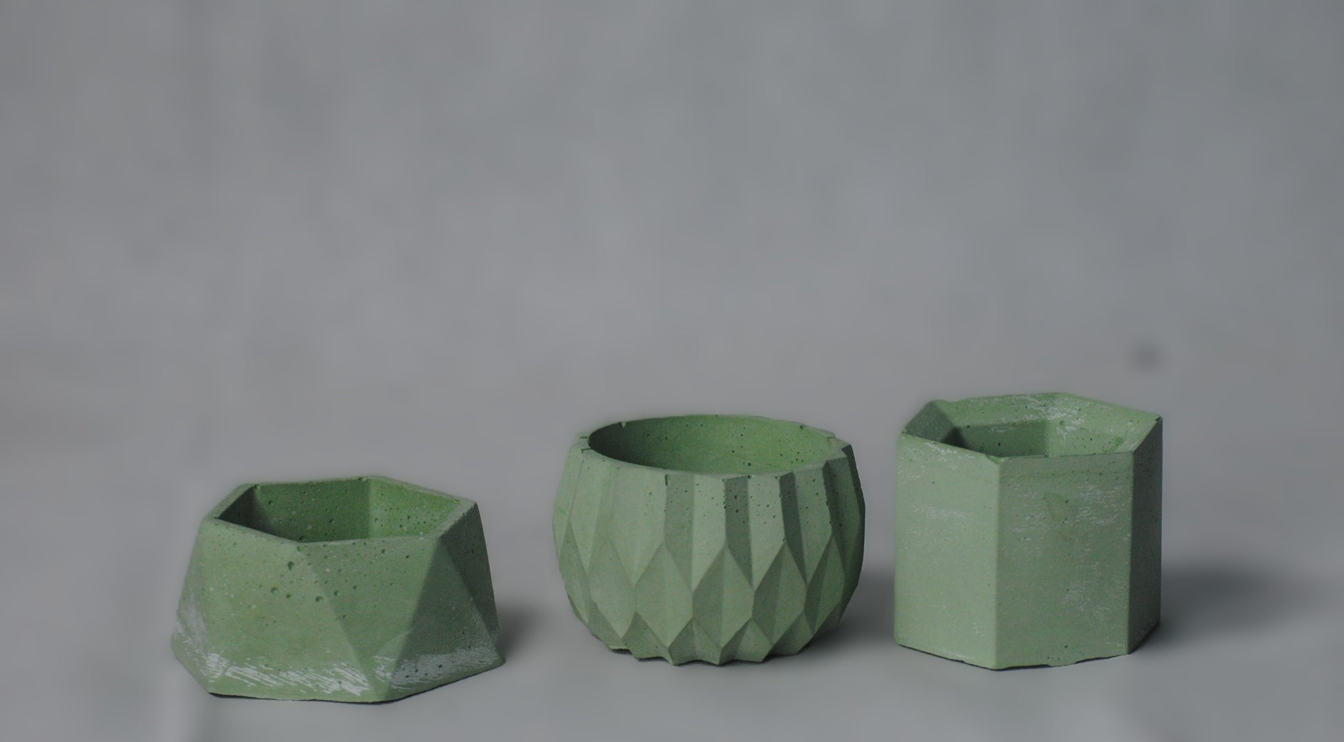 arisco® tienda de Productos de Decoración hechos en cemento. Trio de Macetas pequeñas varias formas y colores de cemento. Originals Verde