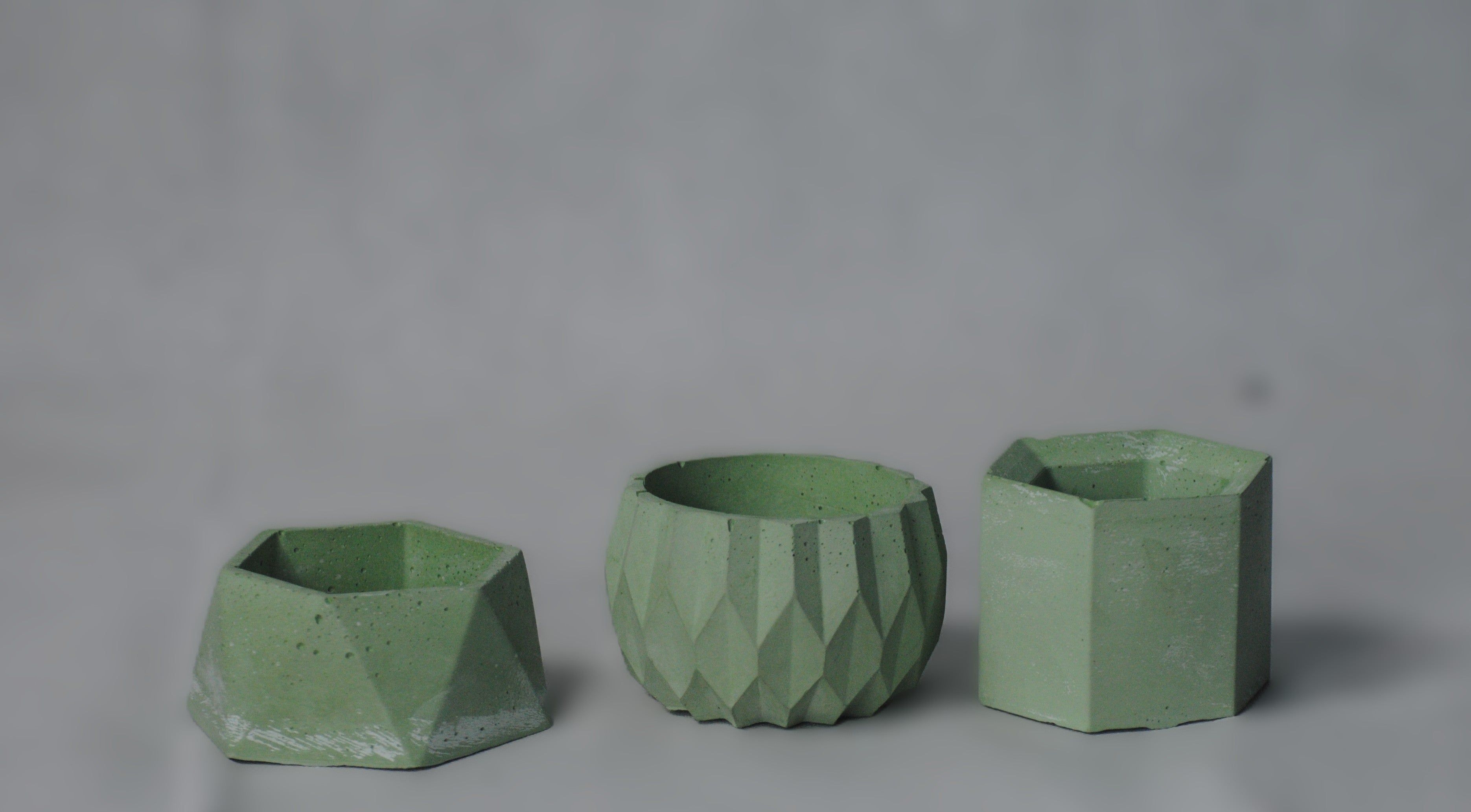 arisco® tienda de Productos de Decoración hechos en cemento. Trio de Macetas pequeñas varias formas y colores de cemento. Originals Verde